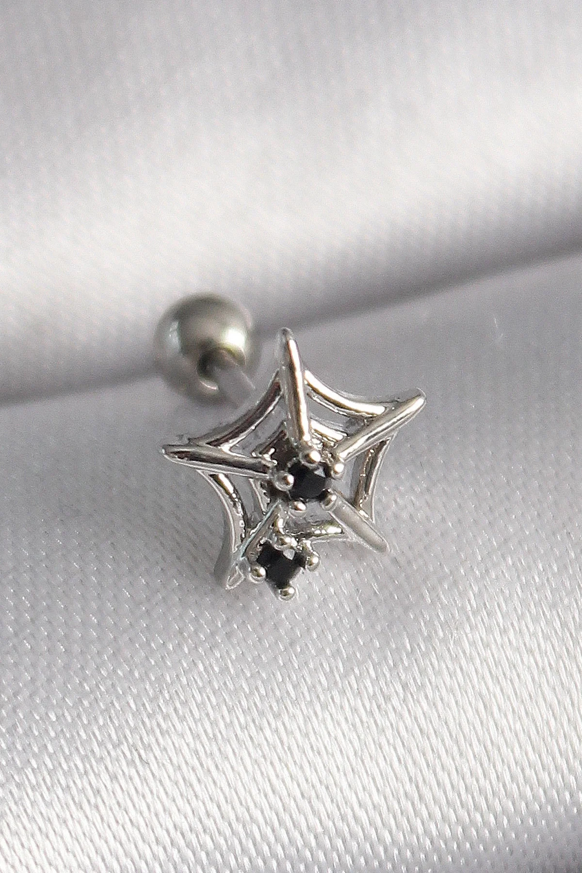 316L Çelik Gümüş Renk Siyah Zirkon Taş Detay Örümcek Ağ Model Tragus Piercing 316L Çelik Gümüş Renk Siyah Zirkon Taş Detay Örümcek Ağ Model Tragus Piercing