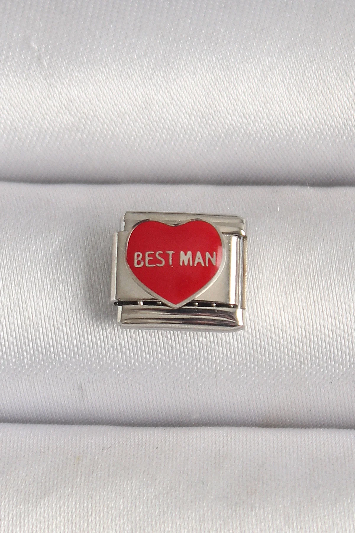 316L Çelik Gümüş Renk 'Best Man' Yazılı Kırmızı Kalp İşlemeli Nomination Charm 5886