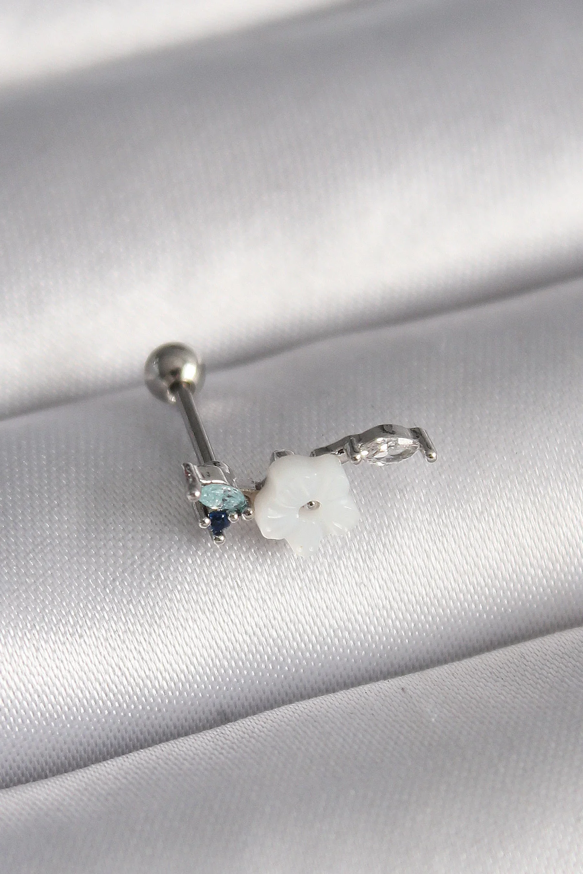 316L Çelik Gümüş Renk Zirkon Taş Detay Beyaz Çiçek Model Tragus Piercing 316L Çelik Gümüş Renk Zirkon Taş Detay Beyaz Çiçek Model Tragus Piercing