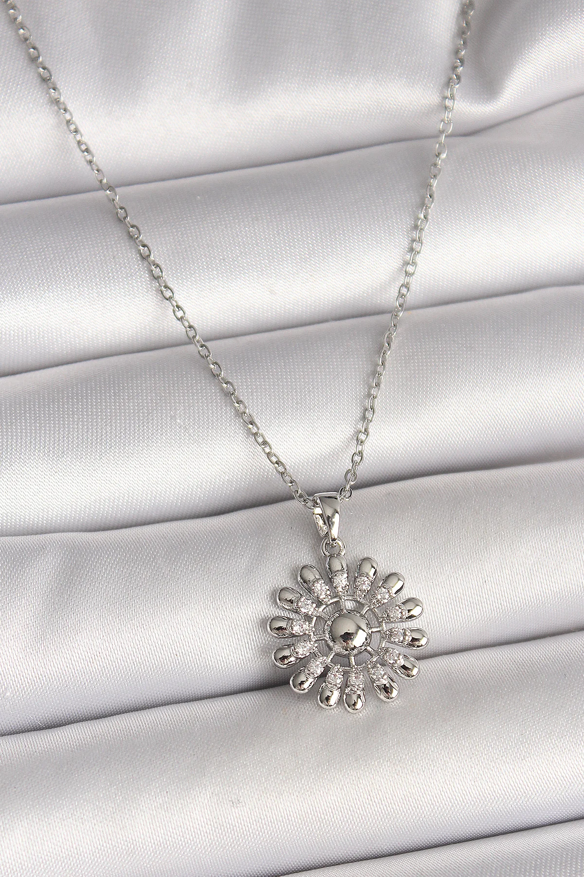 316L Çelik Gümüş Renk Zincir Zirkon Taşlı Güneş Model Kadın Kolye 5886 – Paslanmaz ve Şık