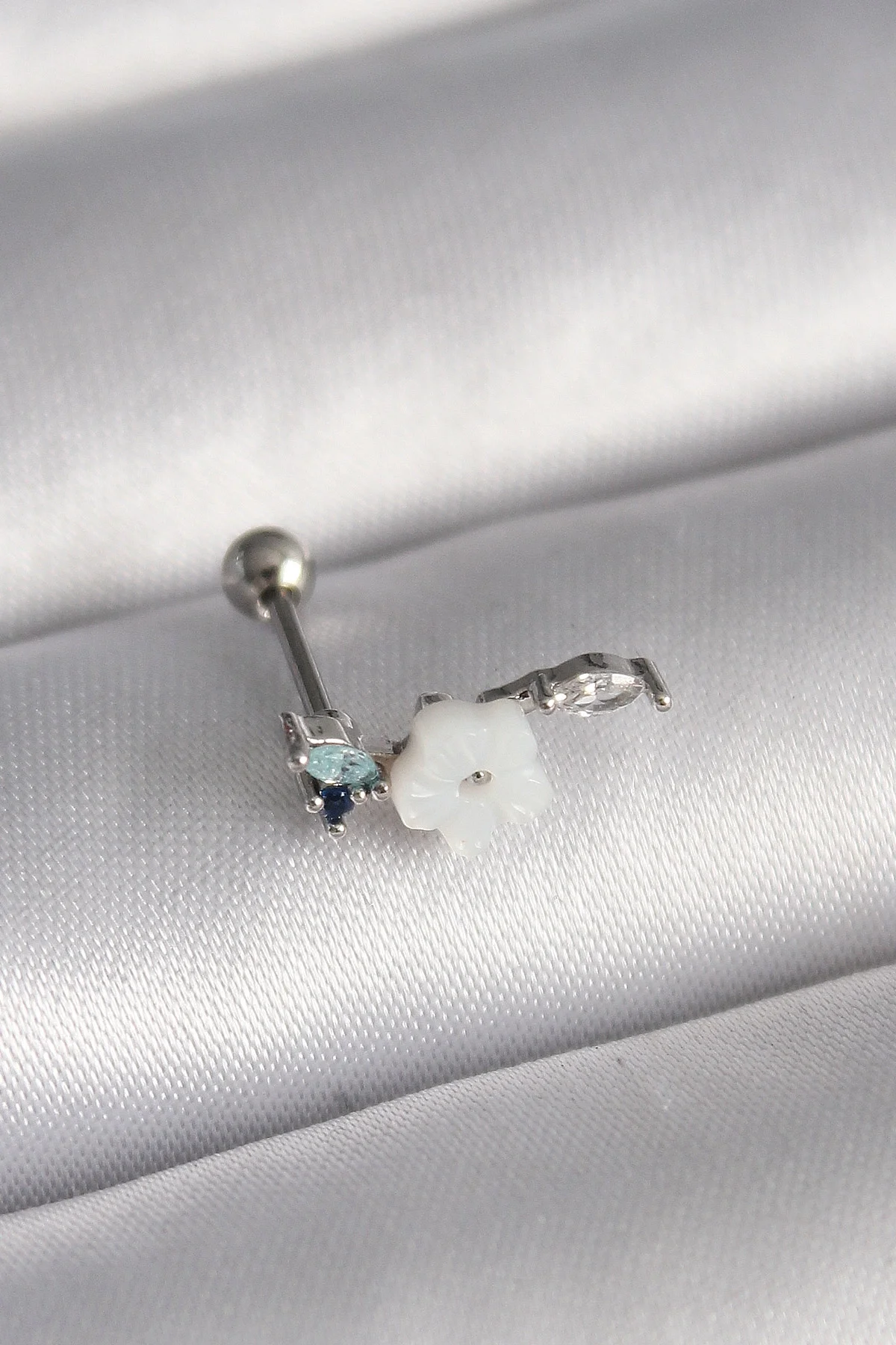316L Çelik Gümüş Renk Zirkon Taş Detay Beyaz Çiçek Model Tragus Piercing Fiyatı, Yorumları ve Özellikleri