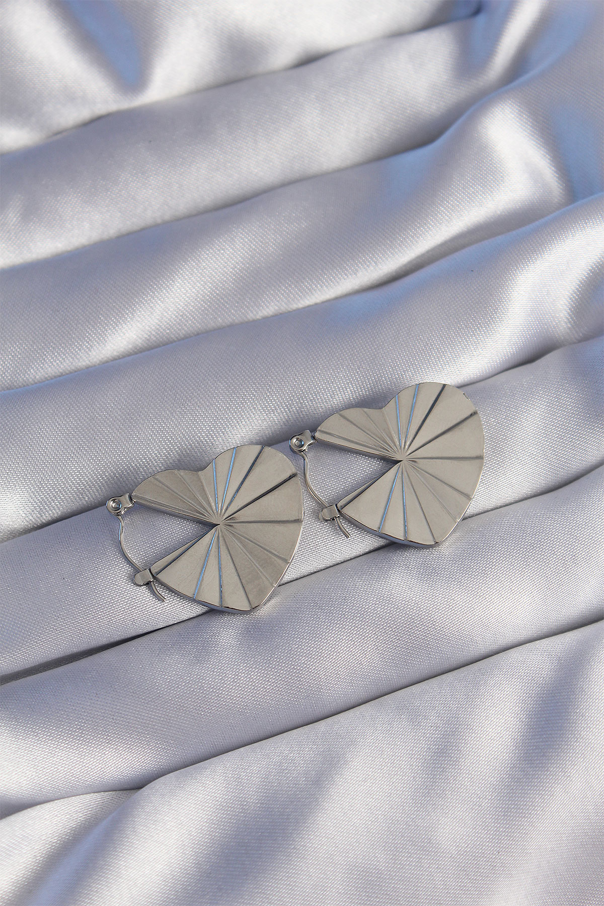 316L Çelik Özel Seri   Gümüş Renk Çizgili Plaka Tasarımlı Kalp Kü