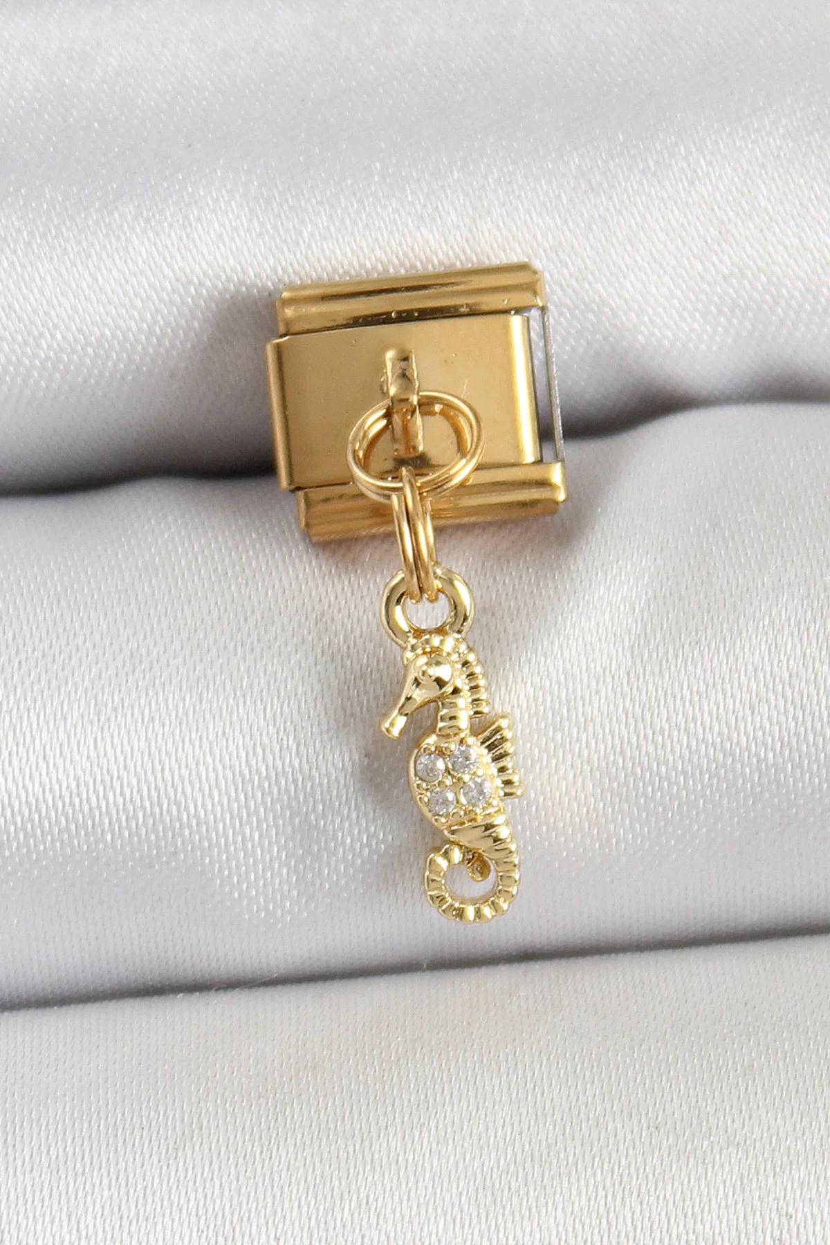 316L Çelik Sallantılı Zirkon Taşlı Deniz Atı Model Gold Renk Nomination Charm 316L Çelik Sallantılı Zirkon Taşlı Deniz Atı Model Gold Renk Nomination Charm