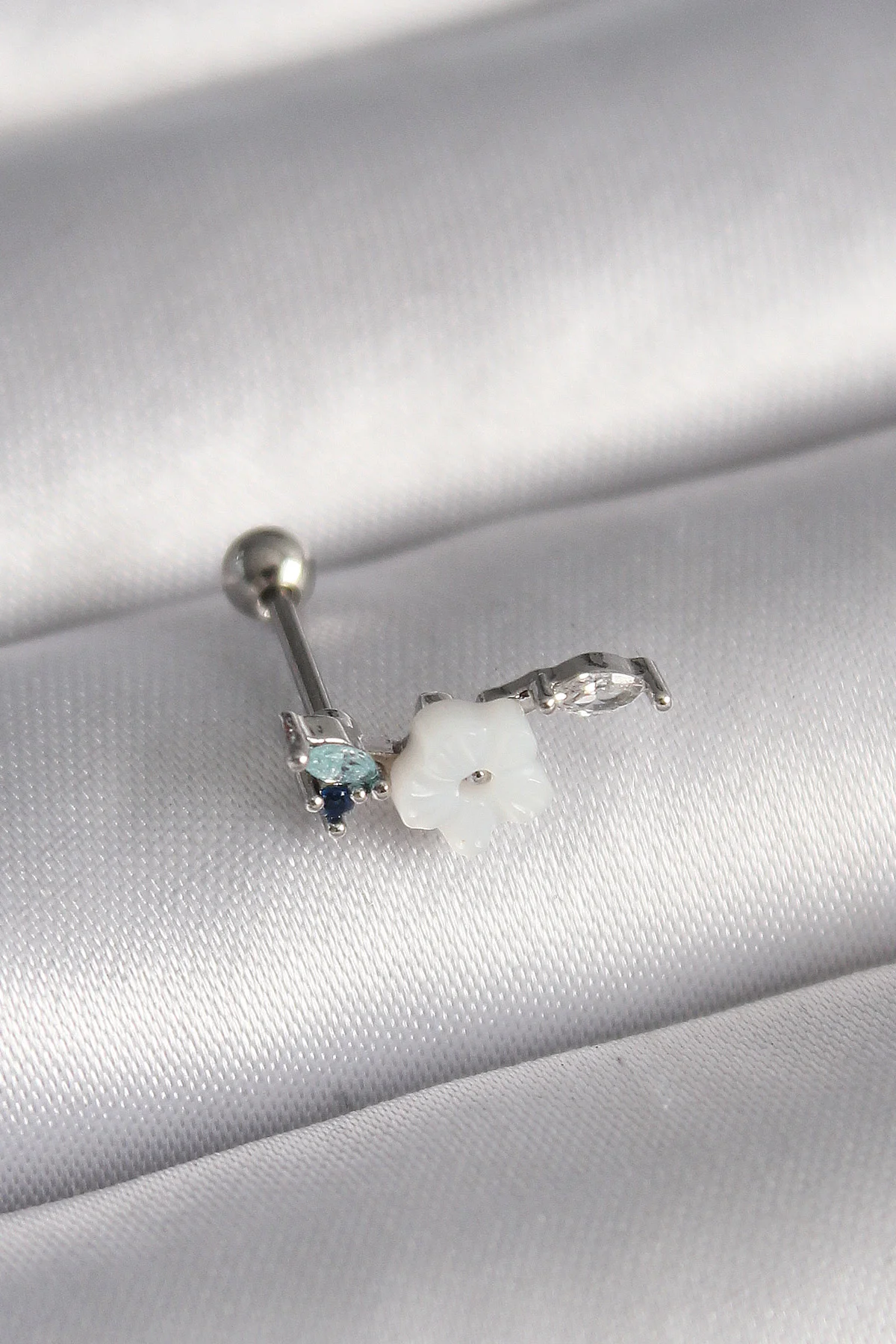 316L Çelik Tragus Piercing - Beyaz Çiçek Model Gümüş Renk Zirkon Taşlı 5886
