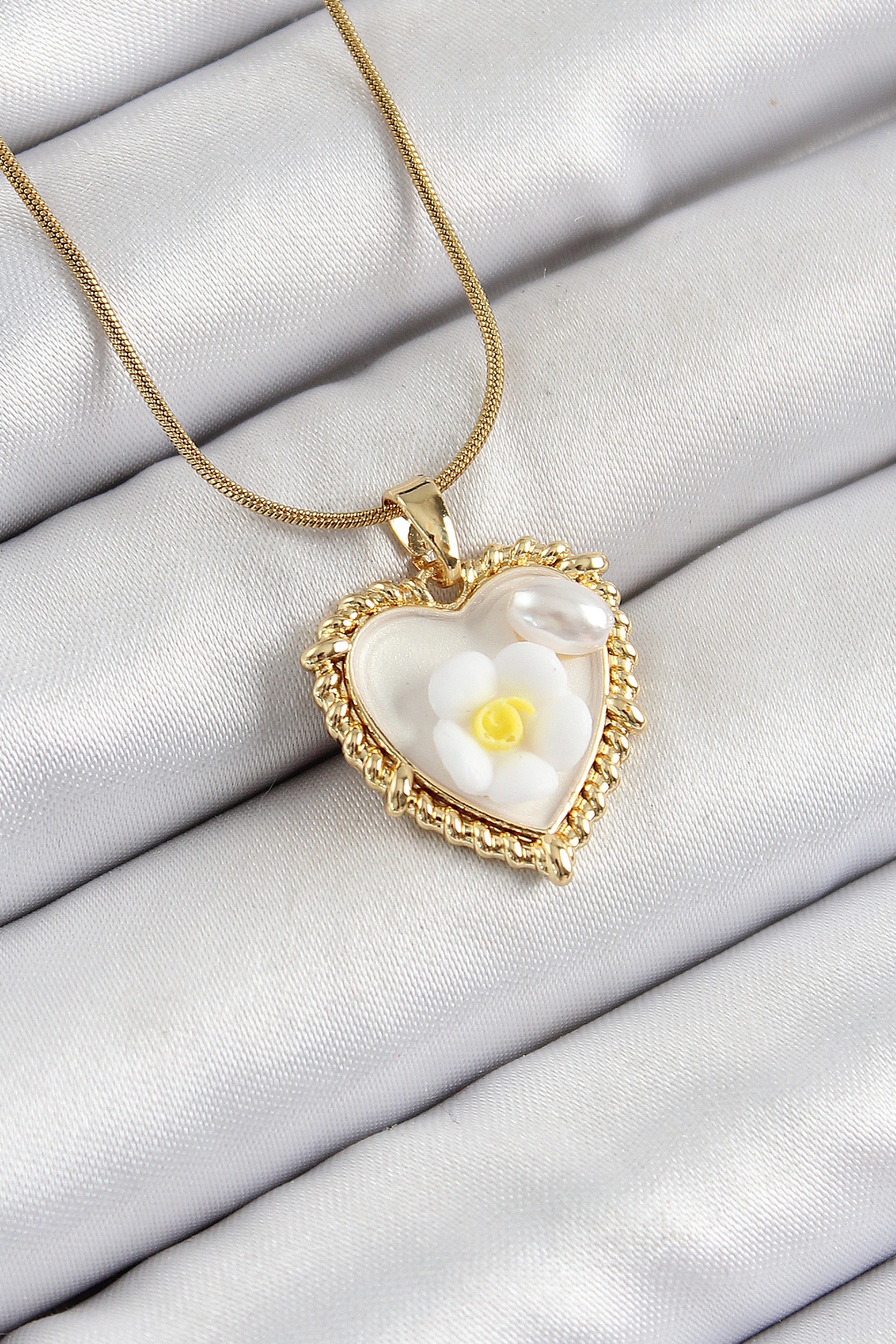 316L Çelik Zincir Beyaz Sanatsal Portre İnci Detaylı Papatya Figü