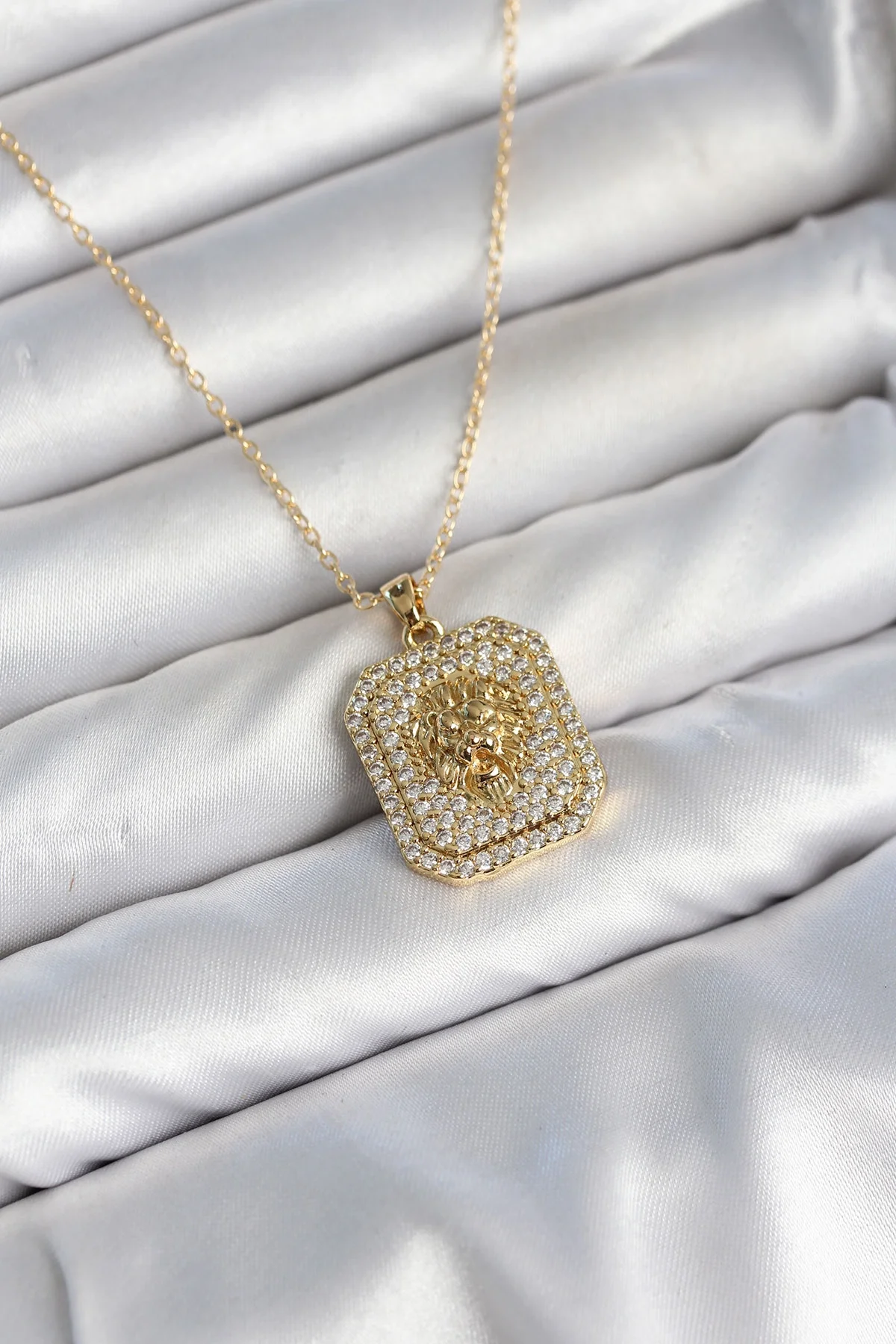 316L Çelik Zincir Gold Aslan Madalyon Model Zirkon Taşlı Kadın Kolye