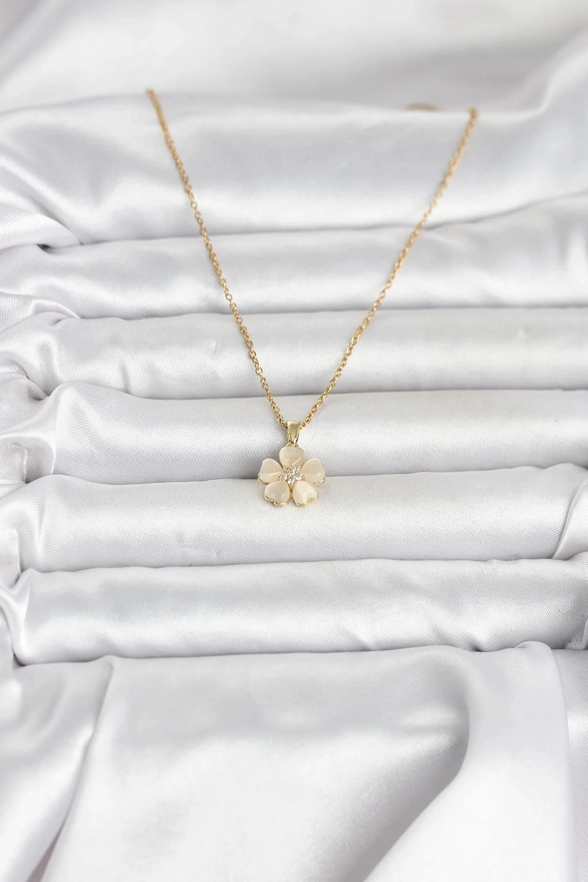 316L Çelik Zincir Gold Renk Yonca Model Kadın Kolye