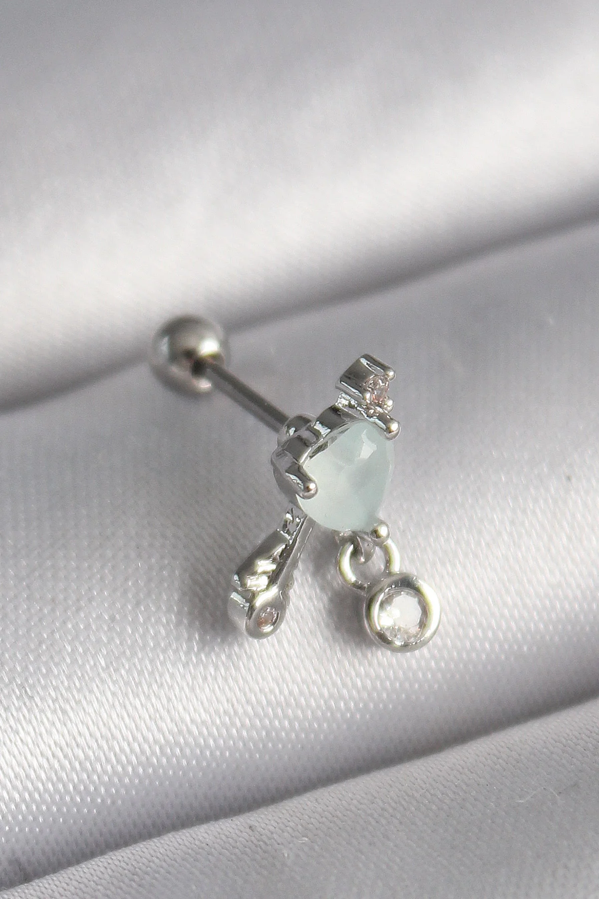 316L Gümüş Kalp Detaylı Tragus Piercing – Paslanmaz Zirkon Taşlı Sallantı