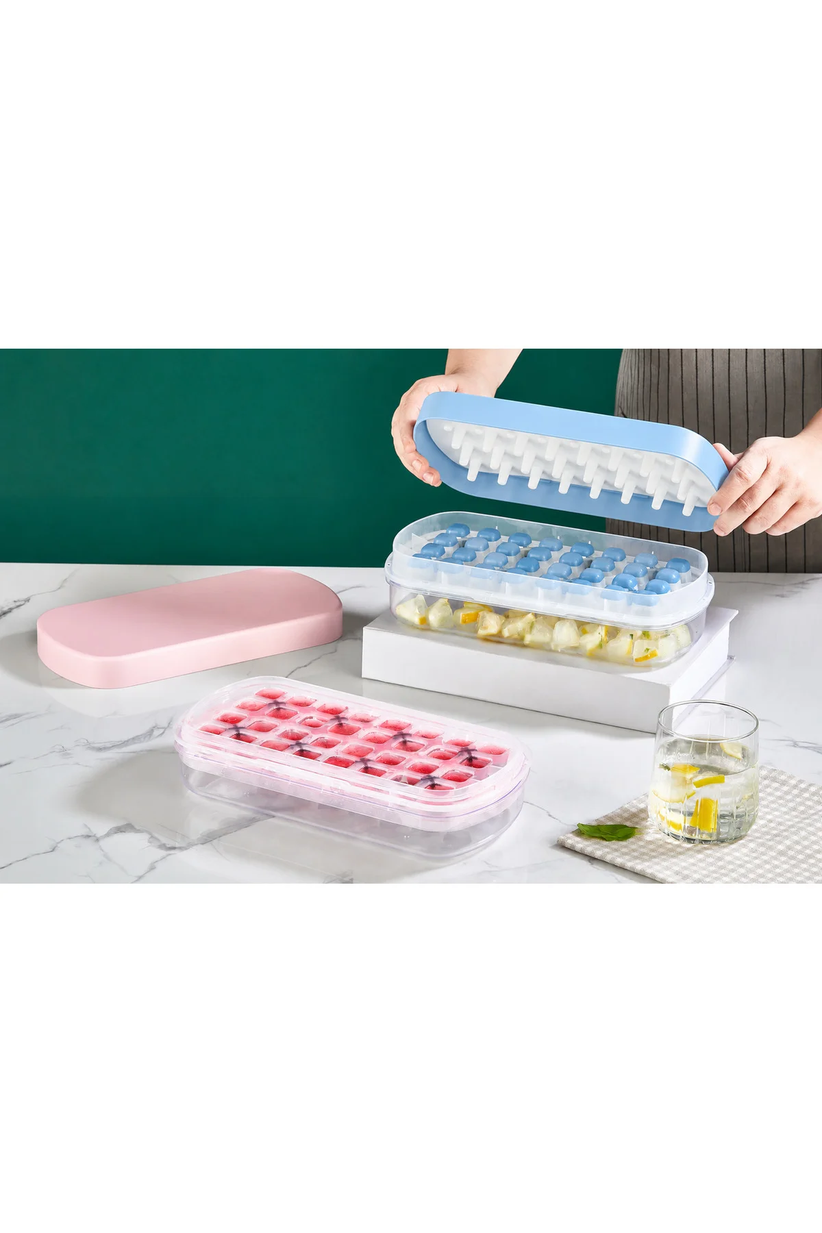 32 Bölmeli Hazneli Basmalı Buzluk – Silikon Kolay Buz Çıkarma Sistemi, Kapaklı Buz Saklama Haznesi, BPA Free Pratik Buz Yapıcı Pembe
