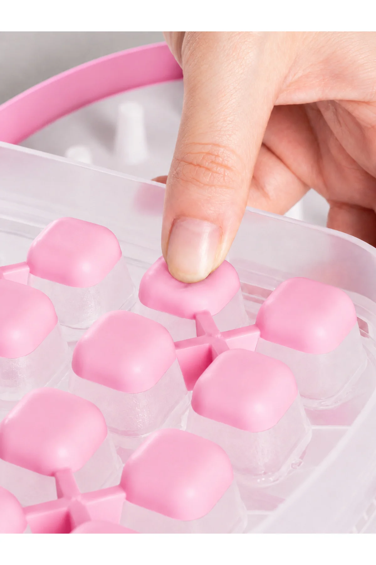 32 Bölmeli Hazneli Basmalı Buzluk – Silikon Kolay Buz Çıkarma Sistemi, Kapaklı Buz Saklama Haznesi, BPA Free Pratik Buz Yapıcı Pembe