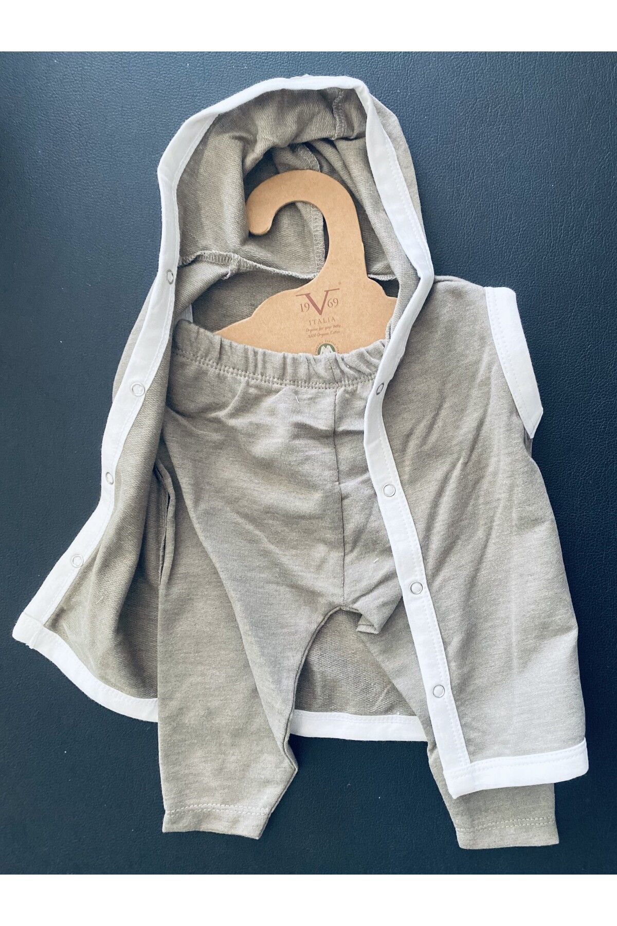 Otel Bukleti 3/6 Aylık Bebek Takımı Gri