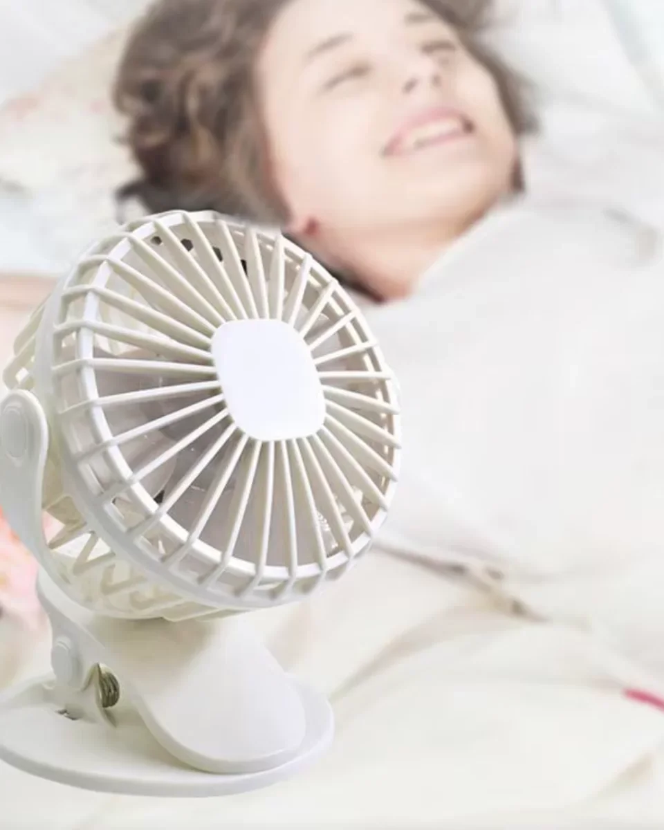 360 Derece Dönebilen Mandallı Şarjlı Mini Masa Fanı - 3 Hız Modu