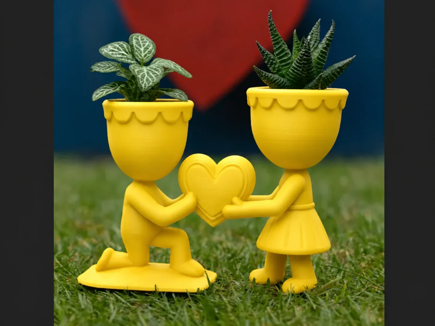 3D Baskı Aşk Saksısı - Kalp Tutan Çift Figürlü Dekoratif Saksı - Sarı 3D Baskı Aşk Saksısı - Kalp Tutan Çift Figürlü Dekoratif Saksı - Sarı