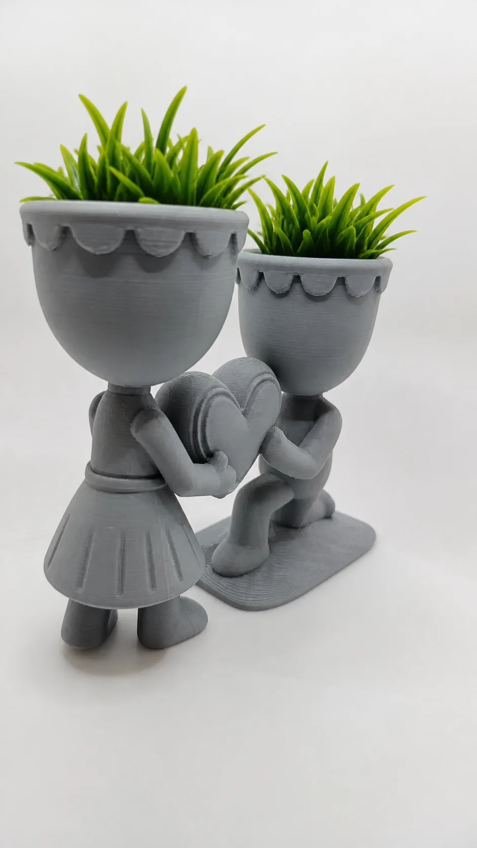 3D Baskı Aşk Saksısı - Kalp Tutan Çift Figürlü Dekoratif Saksı - Gri 3D Baskı Aşk Saksısı - Kalp Tutan Çift Figürlü Dekoratif Saksı - Gri