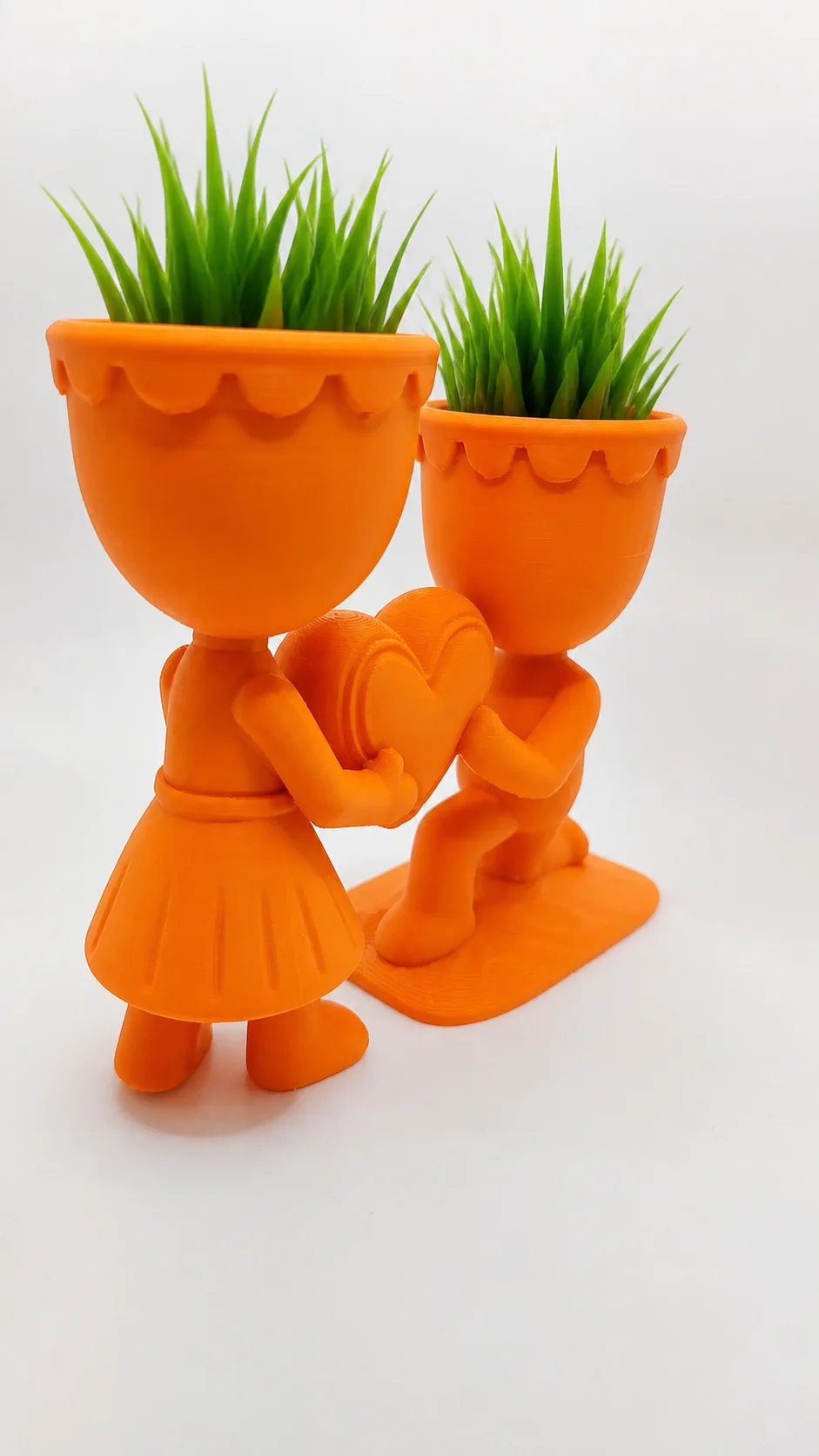 3D Baskı Aşk Saksısı - Kalp Tutan Çift Figürlü Dekoratif Saksı - Turuncu 3D Baskı Aşk Saksısı - Kalp Tutan Çift Figürlü Dekoratif Saksı - Turuncu