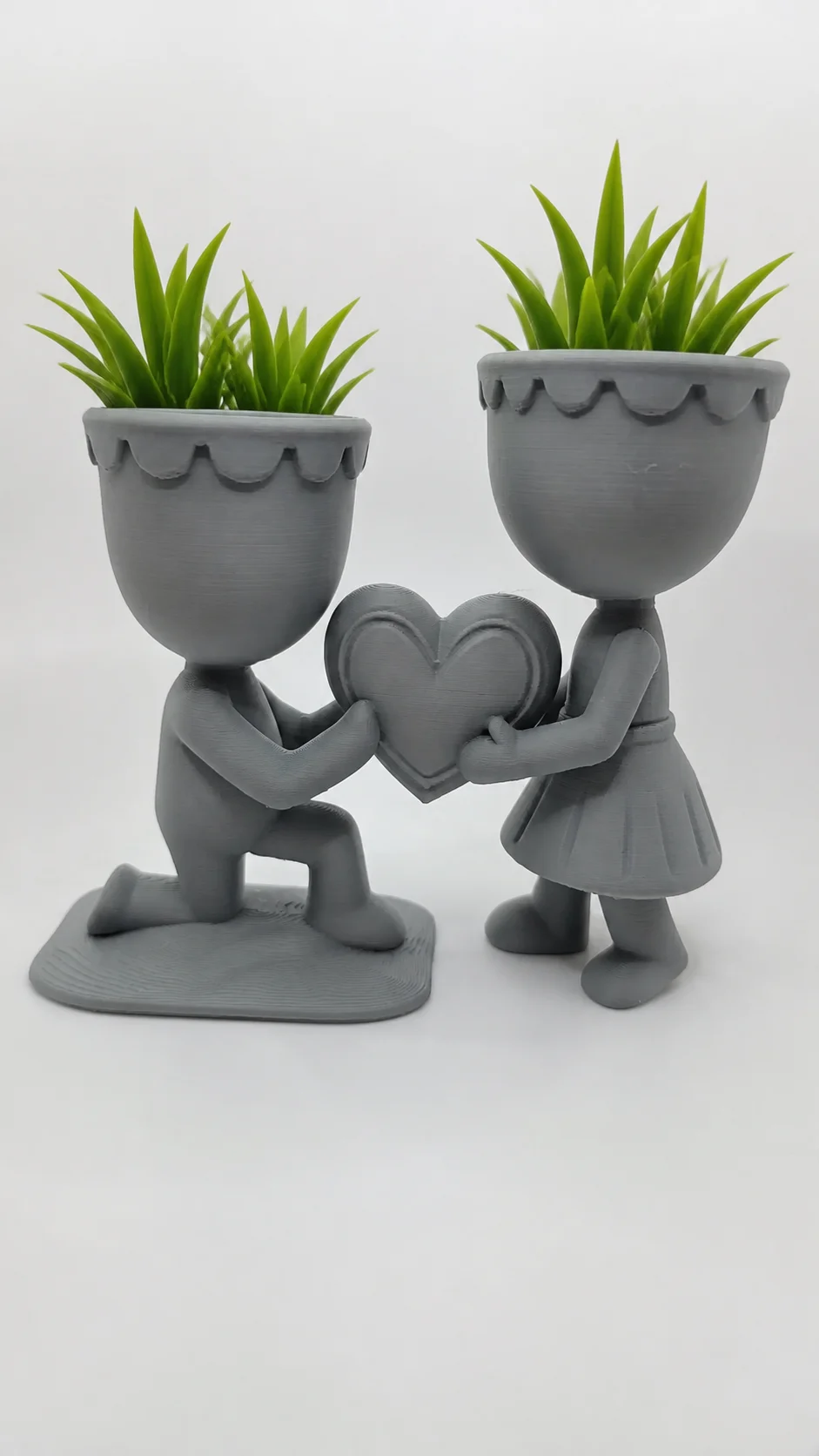 3D Baskı Aşk Saksısı - Kalp Tutan Çift Figürlü Dekoratif Saksı - Gri 3D Baskı Aşk Saksısı - Kalp Tutan Çift Figürlü Dekoratif Saksı - Gri