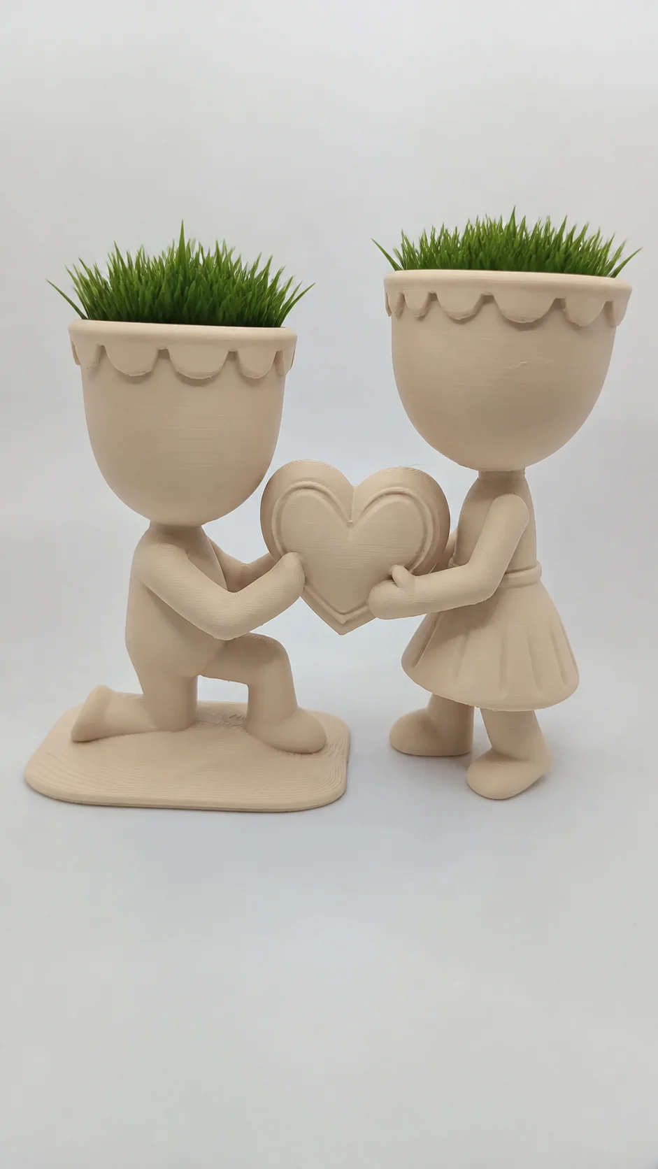 3D Baskı Aşk Saksısı - Kalp Tutan Çift Figürlü Dekoratif Saksı - Bej
