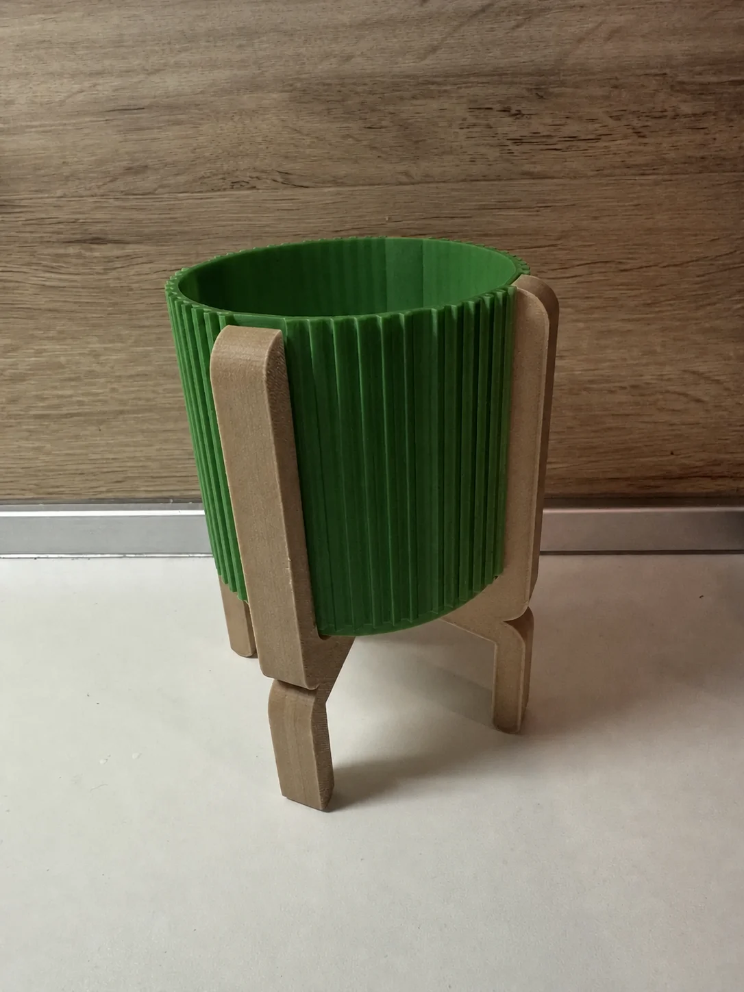 3D Baskı Ayaklı Çizgili Saksı - Bej Standlı Dekoratif Saksı - Yeşil