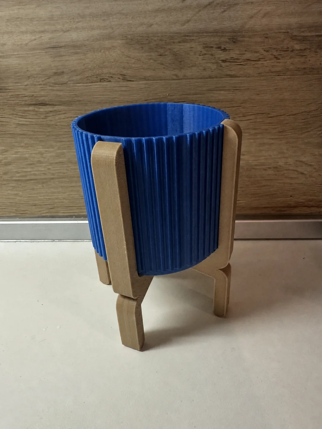 3D Baskı Ayaklı Çizgili Saksı - Bej Standlı Dekoratif Saksı - Mavi 3D Baskı Ayaklı Çizgili Saksı - Bej Standlı Dekoratif Saksı - Mavi