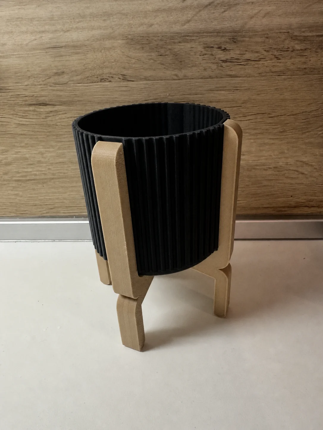 3D Baskı Ayaklı Çizgili Saksı - Bej Standlı Dekoratif Saksı - Siyah 3D Baskı Ayaklı Çizgili Saksı - Bej Standlı Dekoratif Saksı - Siyah