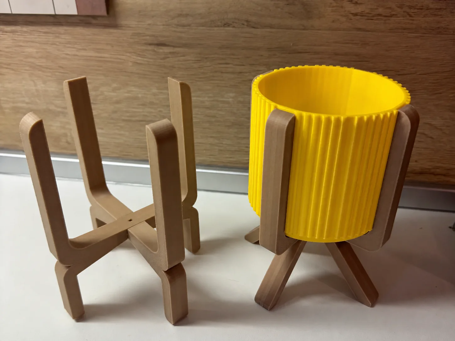 3D Baskı Ayaklı Çizgili Saksı - Bej Standlı Dekoratif Saksı - Sarı 3D Baskı Ayaklı Çizgili Saksı - Bej Standlı Dekoratif Saksı - Sarı