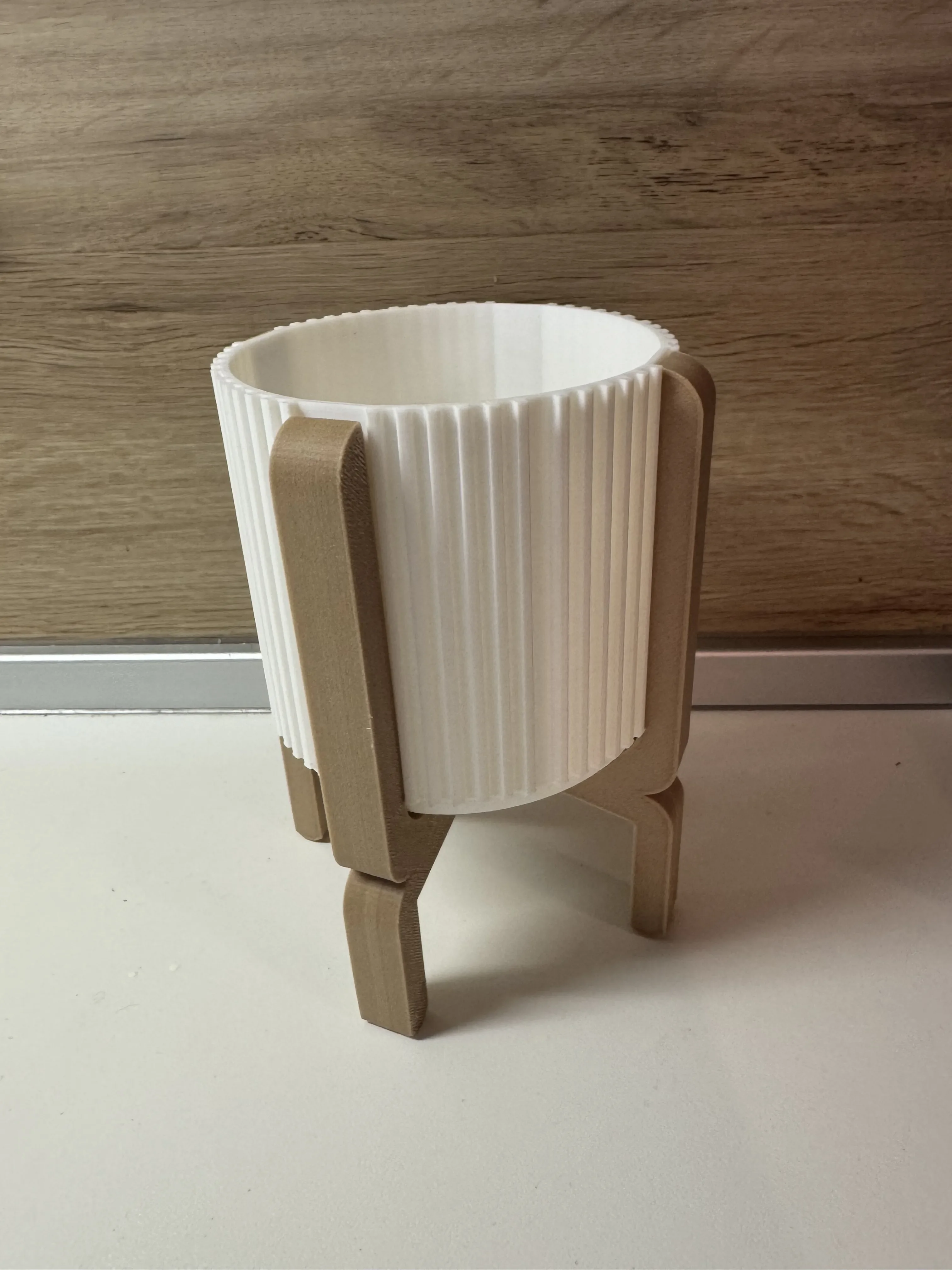3D Baskı Ayaklı Çizgili Saksı - Bej Standlı Dekoratif Saksı - Beyaz