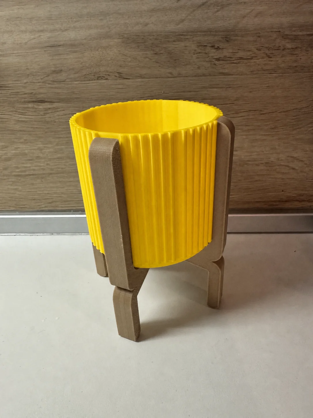 3D Baskı Ayaklı Çizgili Saksı - Bej Standlı Dekoratif Saksı - Sarı 3D Baskı Ayaklı Çizgili Saksı - Bej Standlı Dekoratif Saksı - Sarı