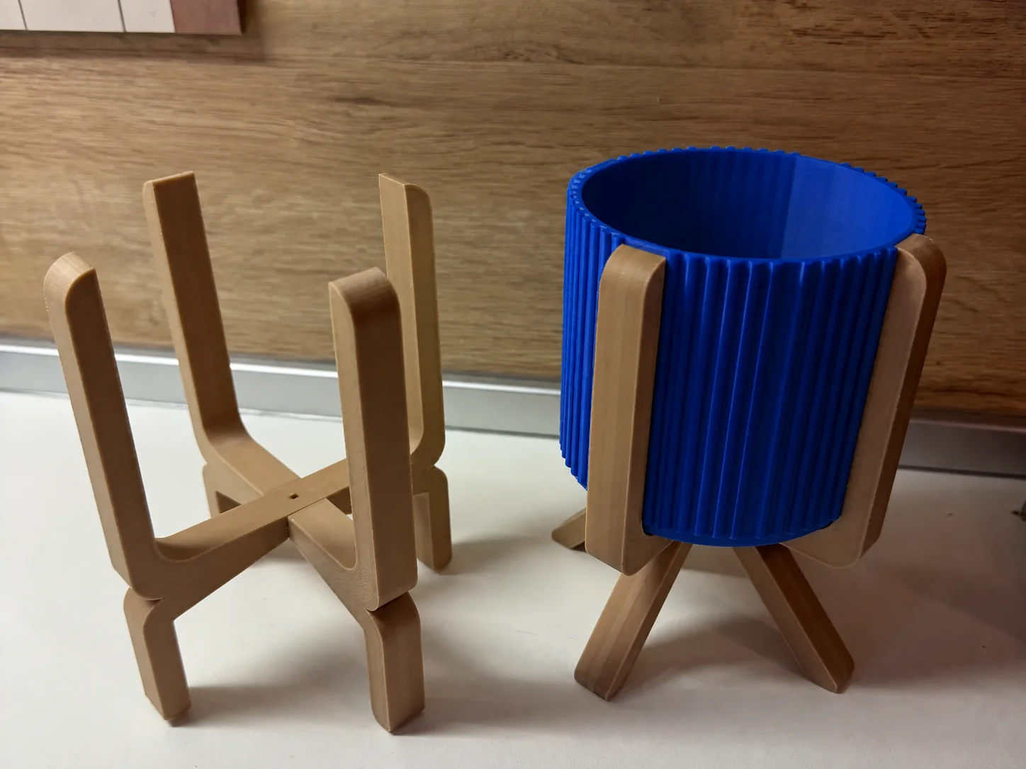3D Baskı Ayaklı Çizgili Saksı - Bej Standlı Dekoratif Saksı - Mavi 3D Baskı Ayaklı Çizgili Saksı - Bej Standlı Dekoratif Saksı - Mavi