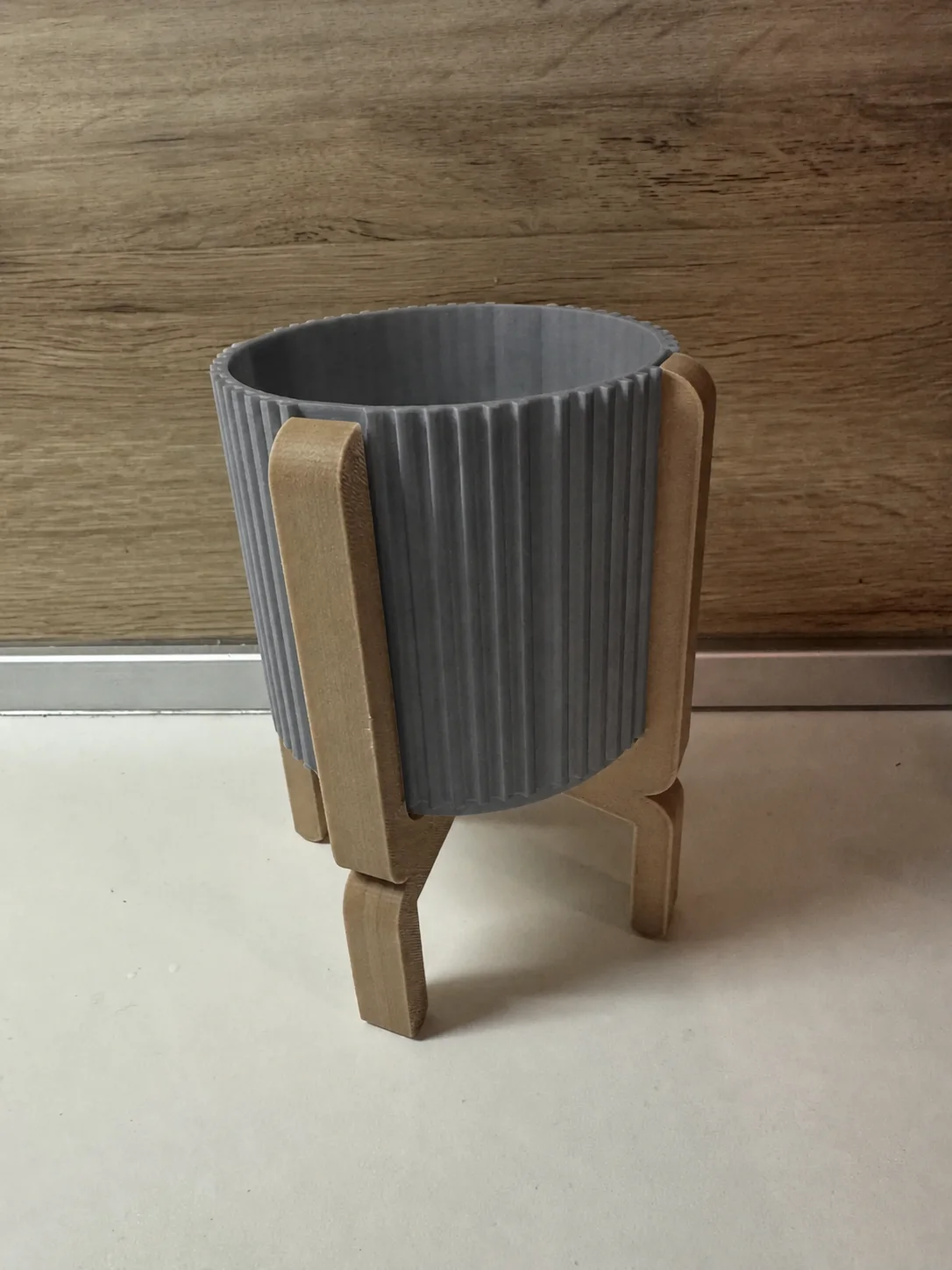 3D Baskı Ayaklı Çizgili Saksı - Bej Standlı Dekoratif Saksı - Gri