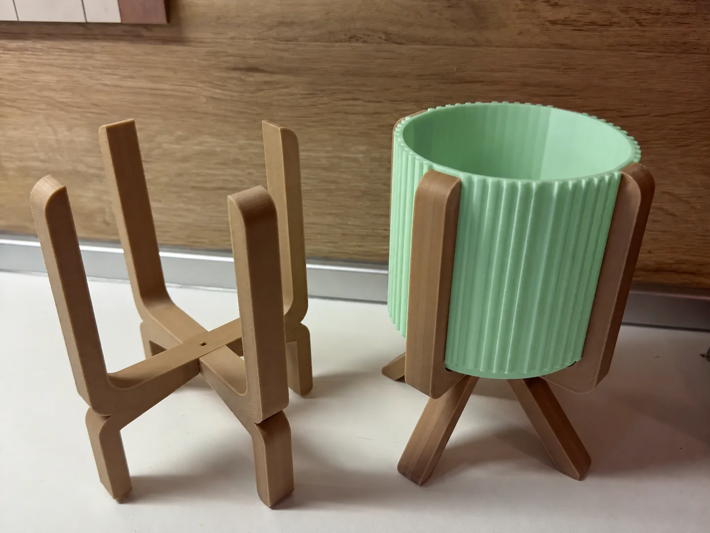 3D Baskı Ayaklı Çizgili Saksı - Bej Standlı Dekoratif Saksı - Mint 3D Baskı Ayaklı Çizgili Saksı - Bej Standlı Dekoratif Saksı - Mint