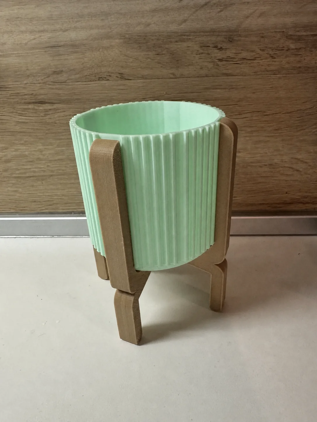 3D Baskı Ayaklı Çizgili Saksı - Bej Standlı Dekoratif Saksı - Mint 3D Baskı Ayaklı Çizgili Saksı - Bej Standlı Dekoratif Saksı - Mint