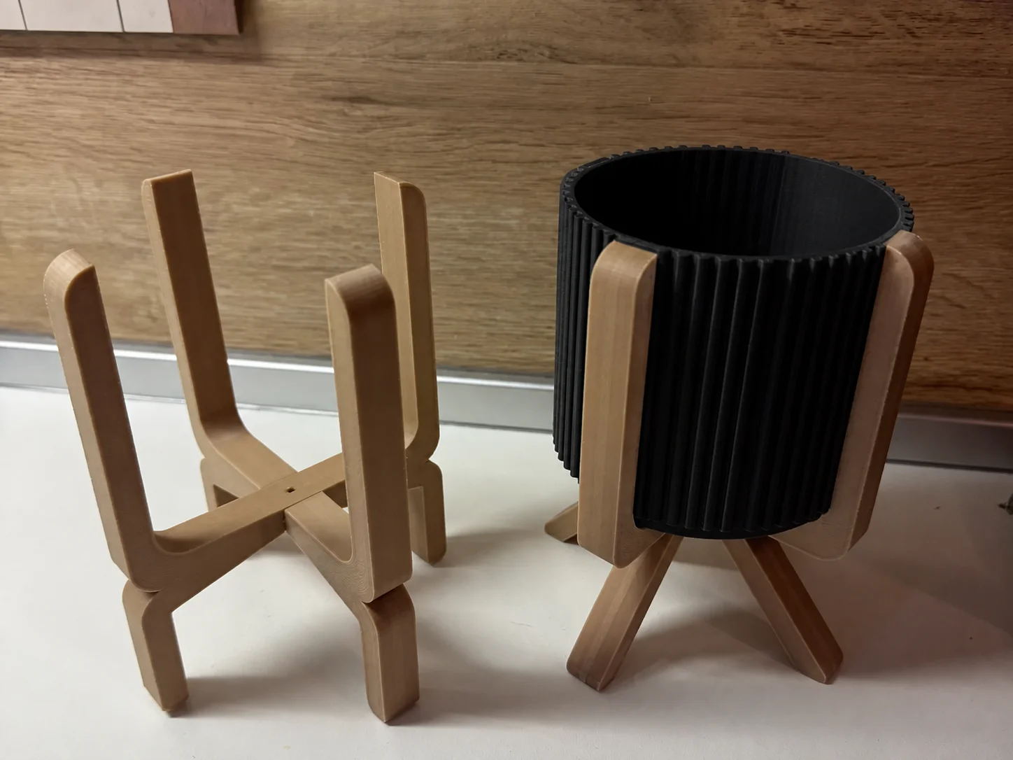 3D Baskı Ayaklı Çizgili Saksı - Bej Standlı Dekoratif Saksı - Siyah 3D Baskı Ayaklı Çizgili Saksı - Bej Standlı Dekoratif Saksı - Siyah