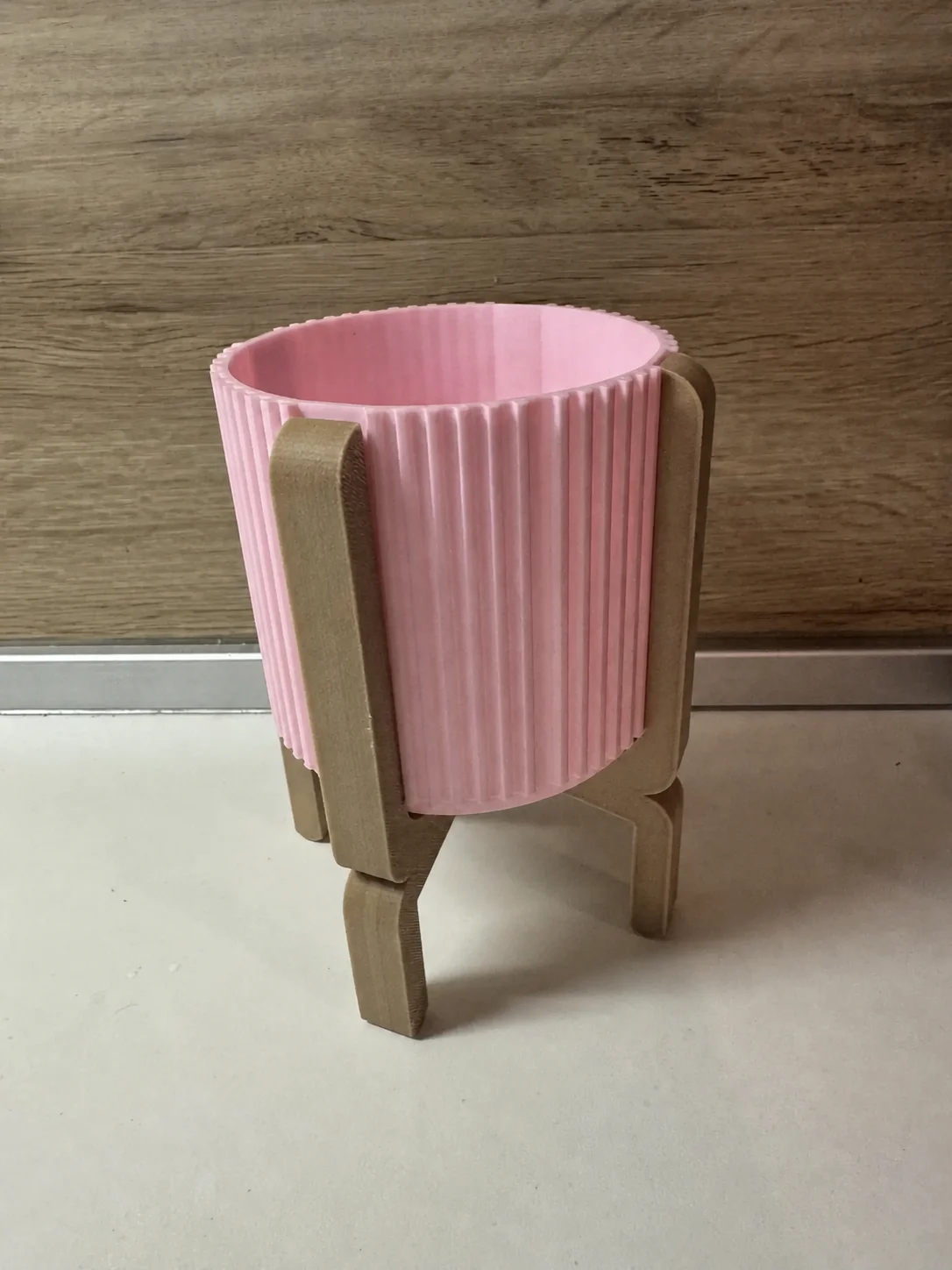 3D Baskı Ayaklı Çizgili Saksı - Bej Standlı Dekoratif Saksı - Pembe 3D Baskı Ayaklı Çizgili Saksı - Bej Standlı Dekoratif Saksı - Pembe