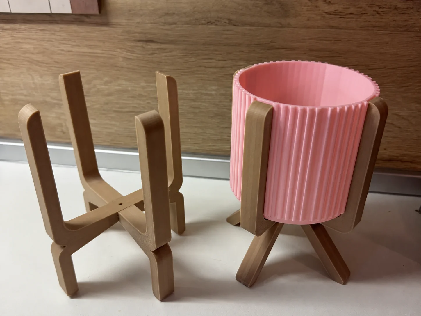 3D Baskı Ayaklı Çizgili Saksı - Bej Standlı Dekoratif Saksı - Pembe 3D Baskı Ayaklı Çizgili Saksı - Bej Standlı Dekoratif Saksı - Pembe