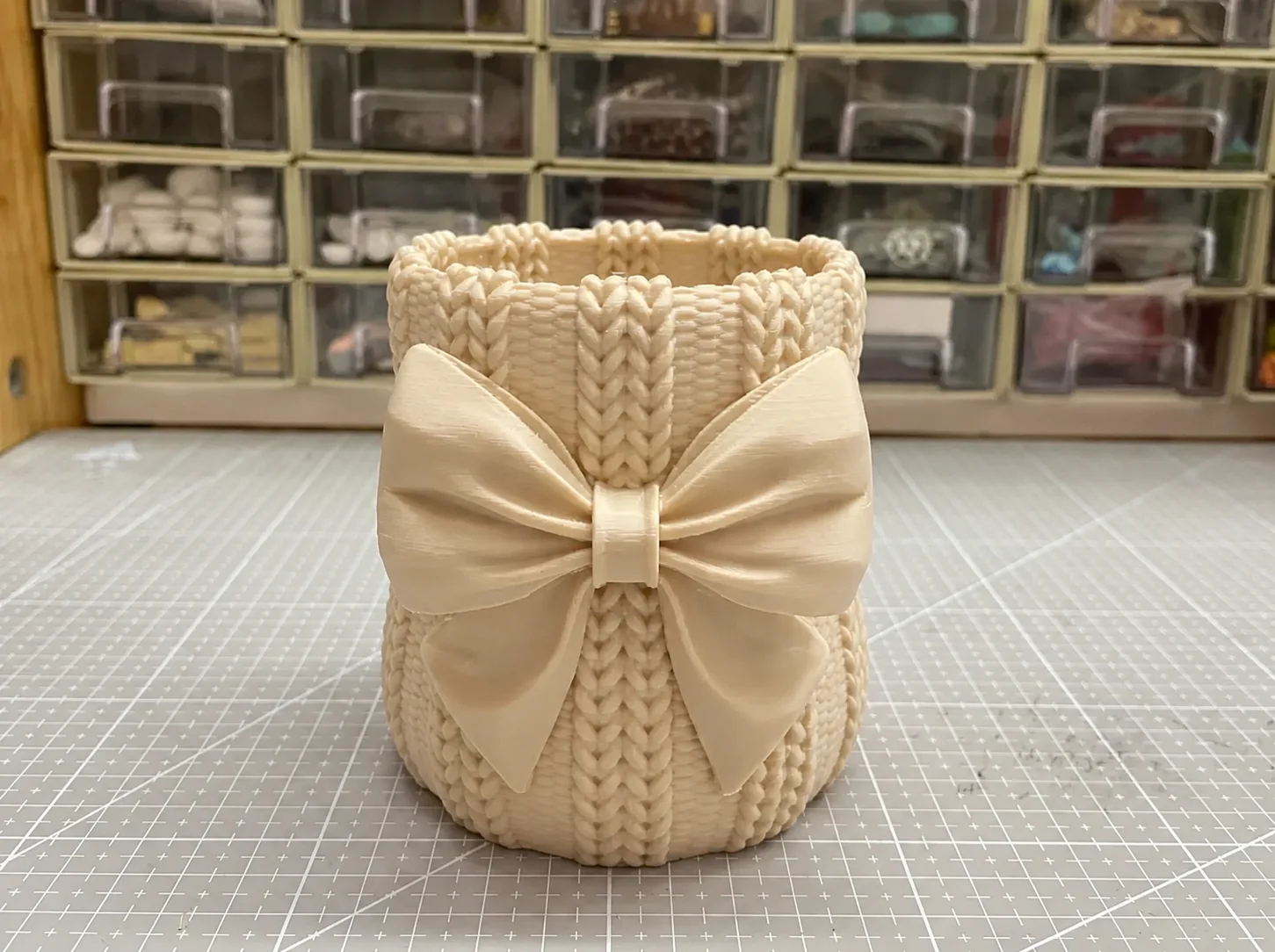 3D Baskı Fiyonklu Örgü Vazo - Dekoratif Çiçeklik-Bej 3D Baskı Fiyonklu Örgü Vazo - Dekoratif Çiçeklik-Bej