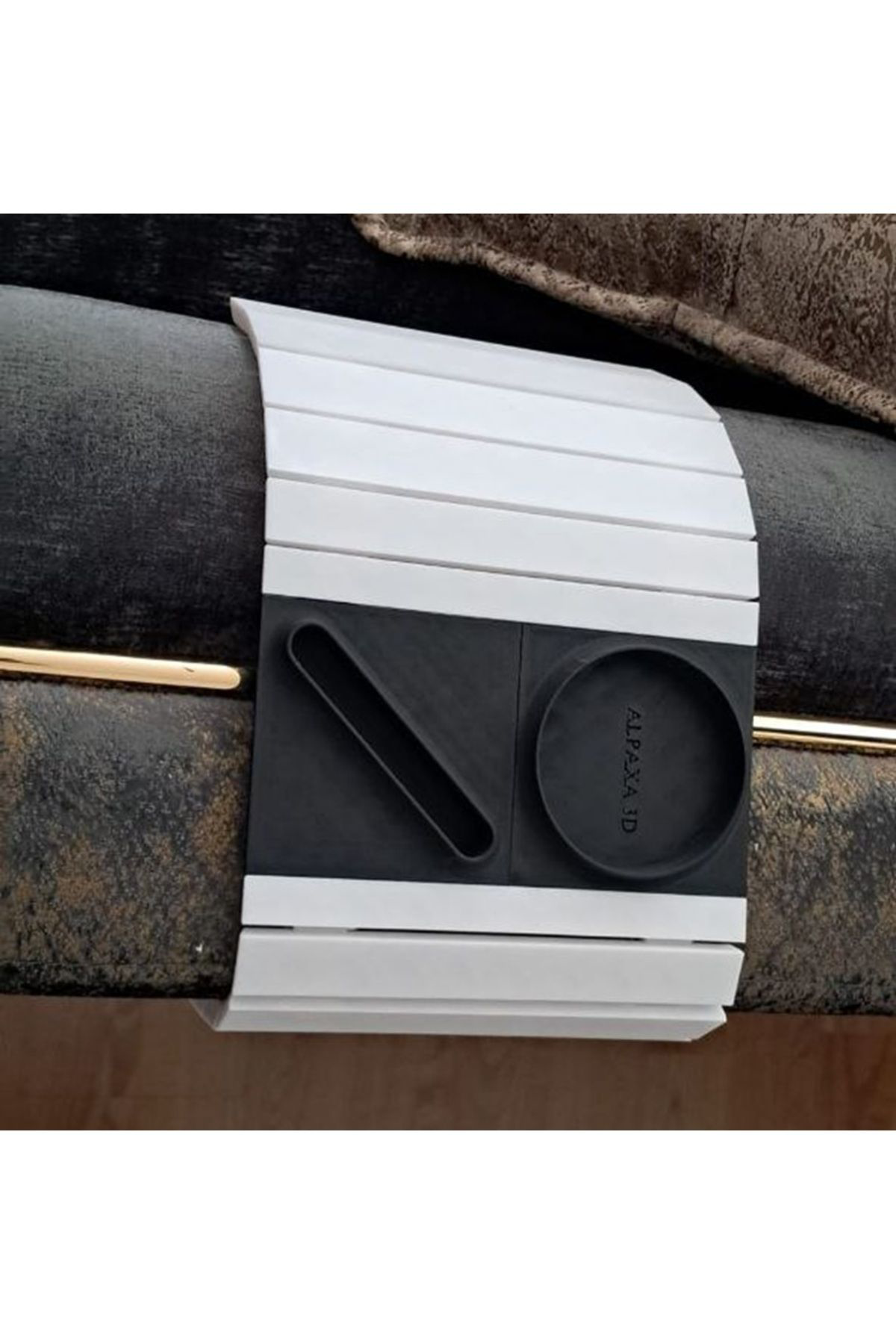 Alpaxa 3D Baskı Koltuk Kenarı Bardaklıklı Pratik Sehpa – Esnek Katlanabi Alpaxa 3D Baskı Koltuk Kenarı Bardaklıklı Pratik Sehpa – Esnek Katlanabi