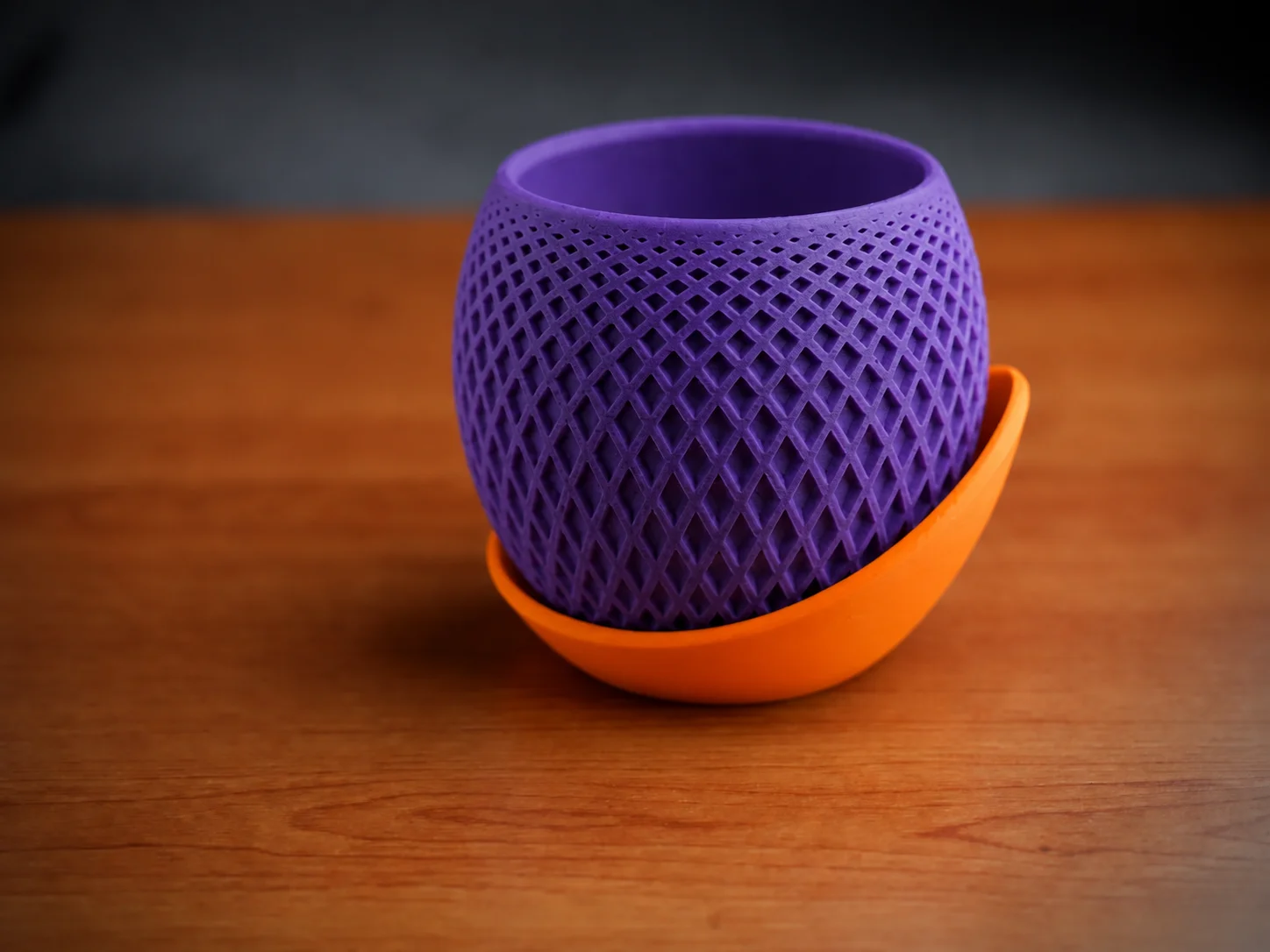 3D Baskı Küre Saksı - Kafes Dokulu İki Parçalı Dekoratif Saksı - Mor-Turuncu 3D Baskı Küre Saksı - Kafes Dokulu İki Parçalı Dekoratif Saksı - Mor-Turuncu