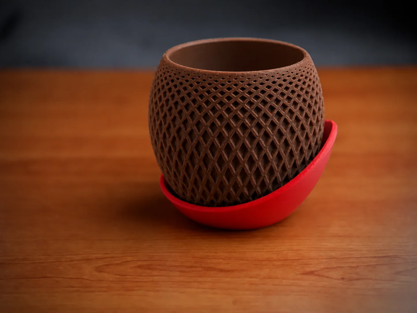 3D Baskı Küre Saksı - Kafes Dokulu İki Parçalı Dekoratif Saksı - Kahverengi-Kırmızı 3D Baskı Küre Saksı - Kafes Dokulu İki Parçalı Dekoratif Saksı - Kahverengi-Kırmızı