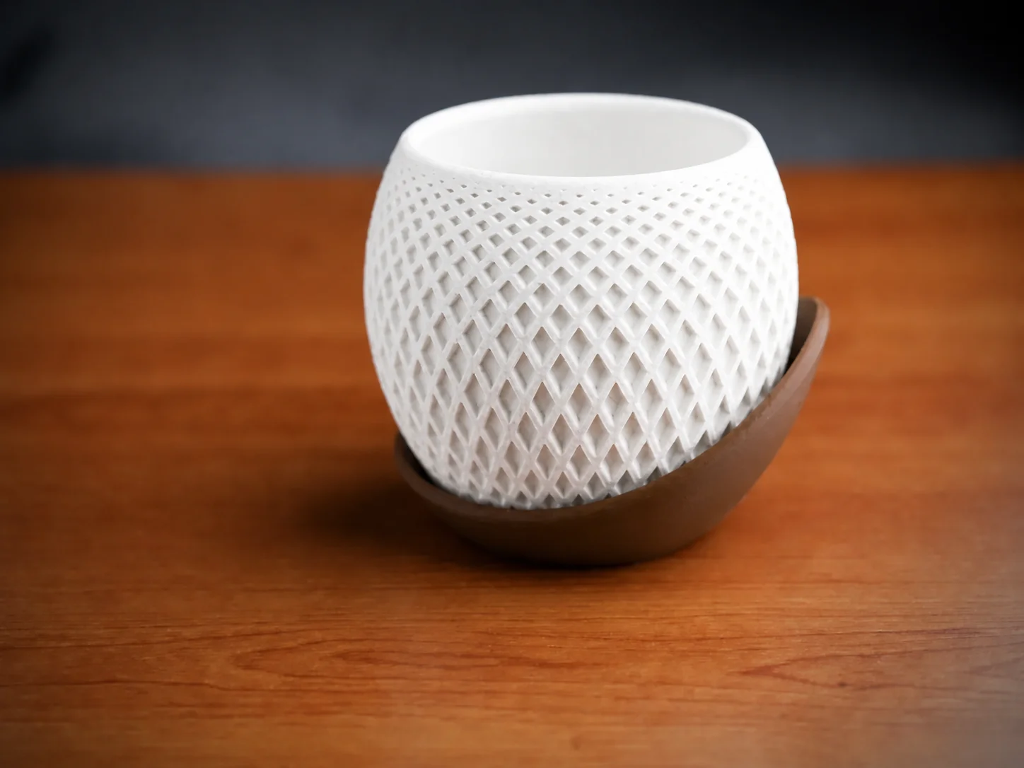 3D Baskı Küre Saksı - Kafes Dokulu İki Parçalı Dekoratif Saksı - Beyaz-Kahverengi 3D Baskı Küre Saksı - Kafes Dokulu İki Parçalı Dekoratif Saksı - Beyaz-Kahverengi