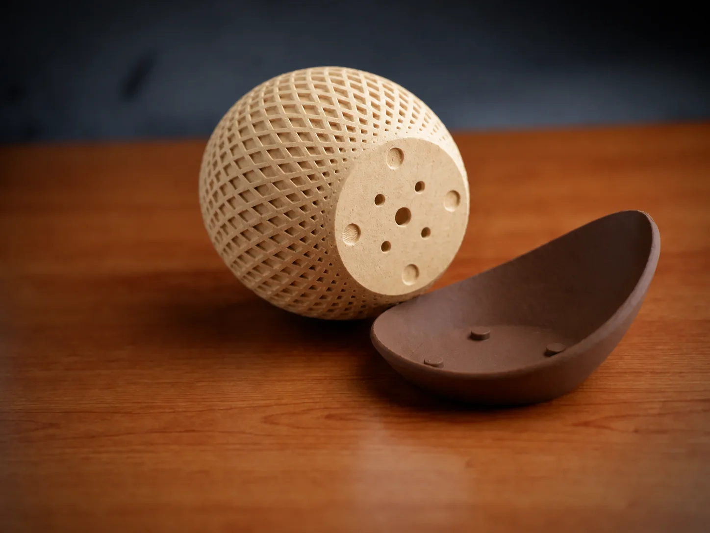 3D Baskı Küre Saksı - Kafes Dokulu İki Parçalı Dekoratif Saksı - Bej-Kahverengi 3D Baskı Küre Saksı - Kafes Dokulu İki Parçalı Dekoratif Saksı - Bej-Kahverengi
