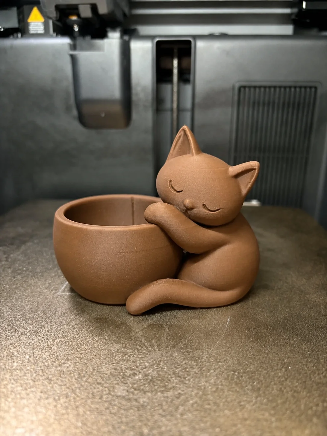 3D Baskı Sarılan Kedi Saksı - Sevimli Dekoratif Saksı - Kahverengi 3D Baskı Sarılan Kedi Saksı - Sevimli Dekoratif Saksı - Kahverengi