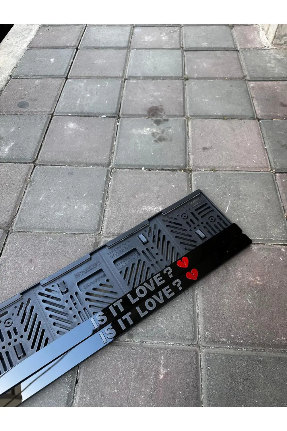 3D KABARTMLI IS IT LOVE PLEKSİ PLAKALIK
