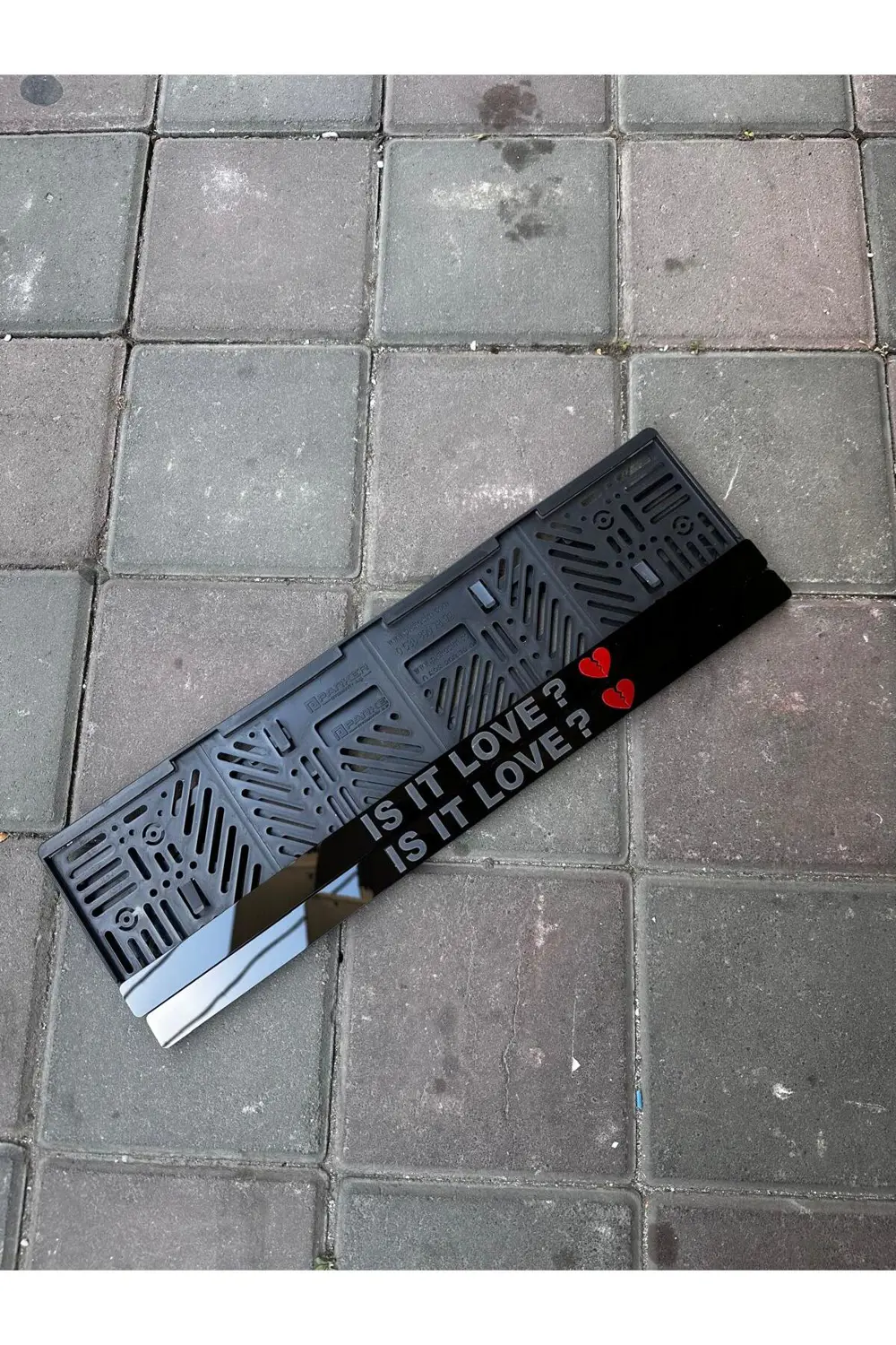 3D KABARTMLI IS IT LOVE PLEKSİ PLAKALIK