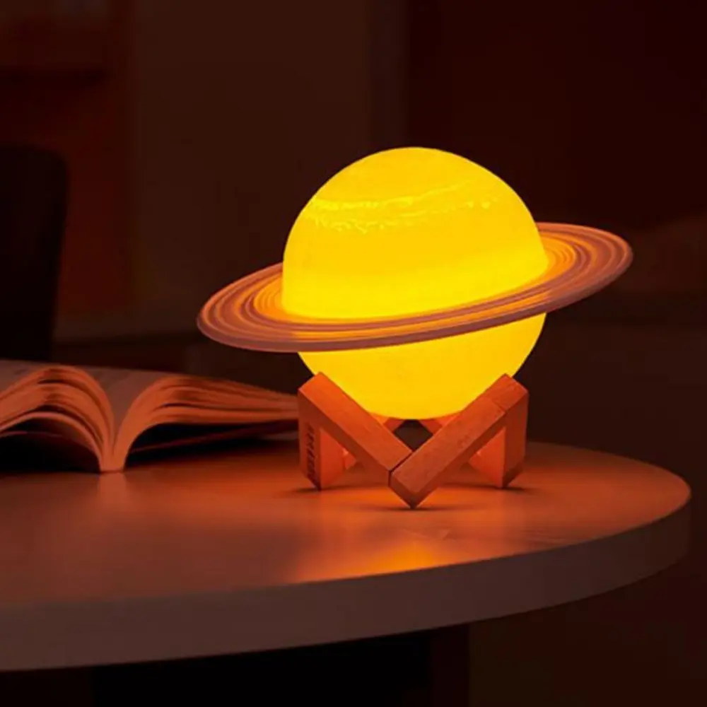 3D Print Satürn Dokunmatik Gezegen Ahşap Stantlı 3 Renk USB Şarjl 3D Print Satürn Dokunmatik Gezegen Ahşap Stantlı 3 Renk USB Şarjl