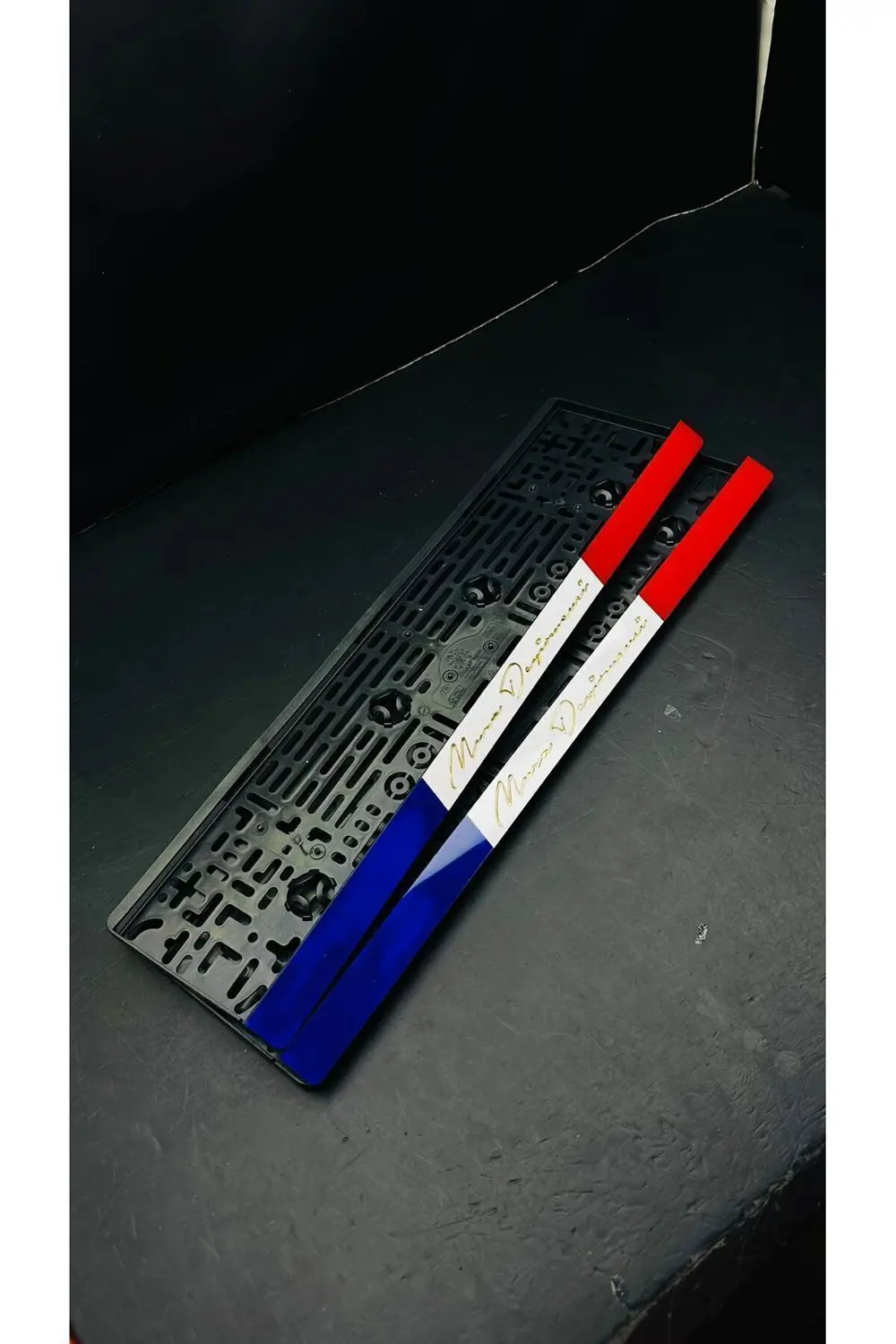 3D RENKLİ FRANSIZ MODEL TAKMATİK PLEKSİ PLAKA LIK