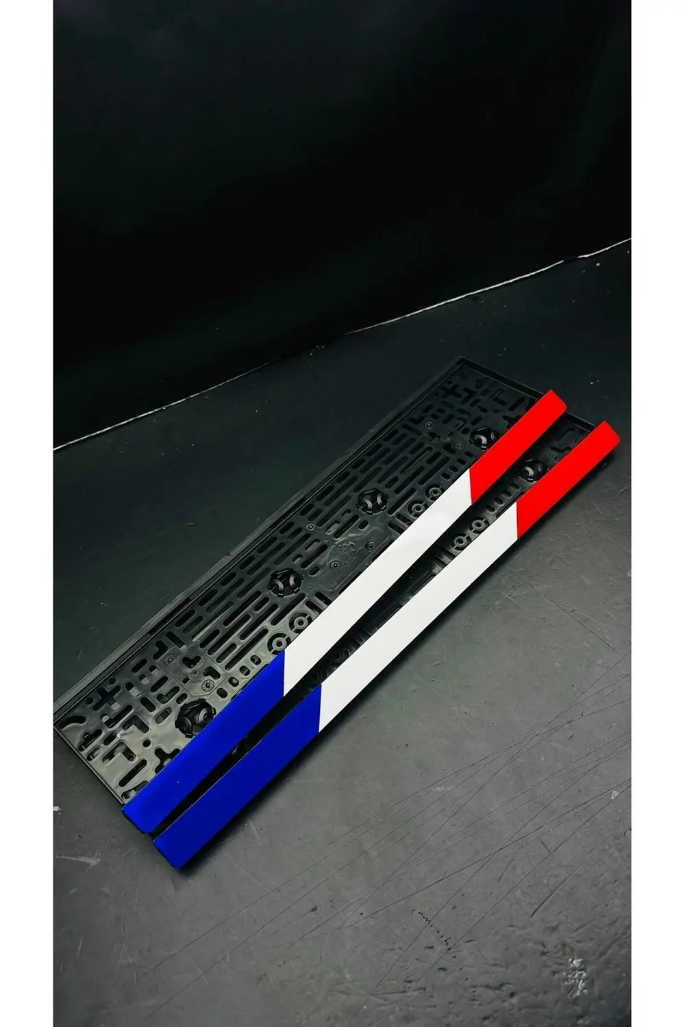 3D RENKLİ FRANSIZ MODEL YAZISIZ TAKMATİK PLEKSİ PLAKA LIK