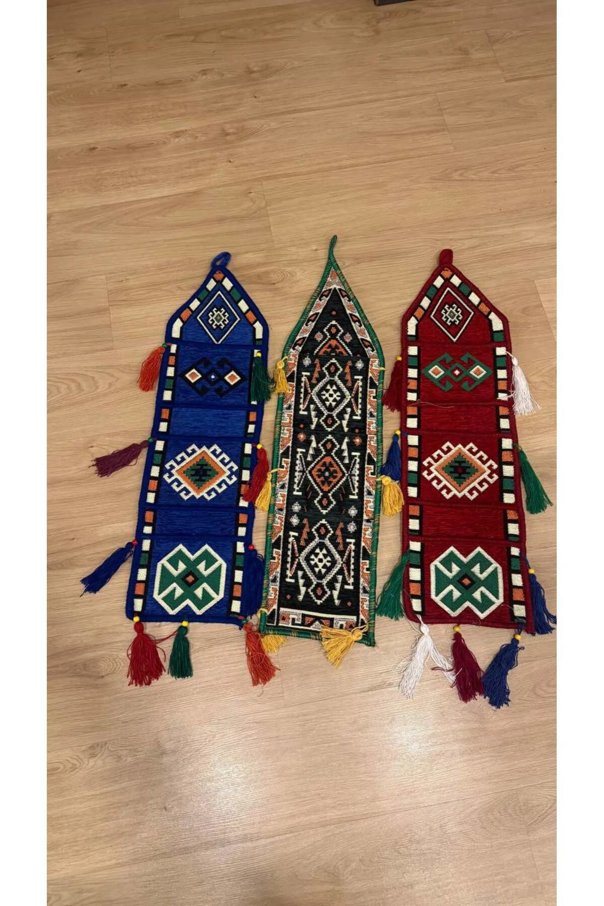 3’lü Bohem Kilim Duvar Dekoru – Etnik Püsküllü Otantik Duvar Süsü Seti 3’lü Bohem Kilim Duvar Dekoru – Etnik Püsküllü Otantik Duvar Süsü Seti