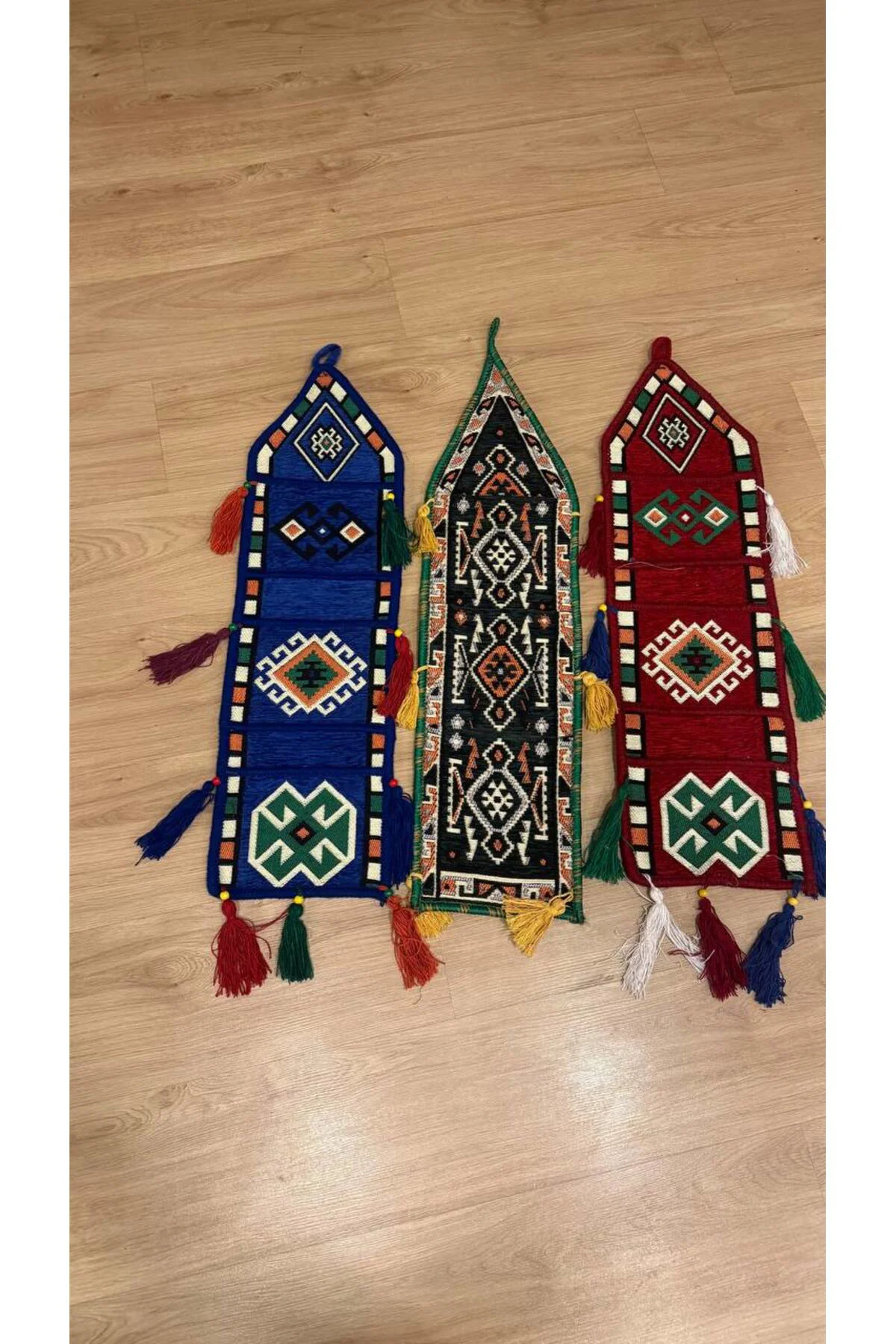 3’lü Bohem Kilim Duvar Dekoru – Etnik Püsküllü Otantik Duvar Süsü Seti 3’lü Bohem Kilim Duvar Dekoru – Etnik Püsküllü Otantik Duvar Süsü Seti