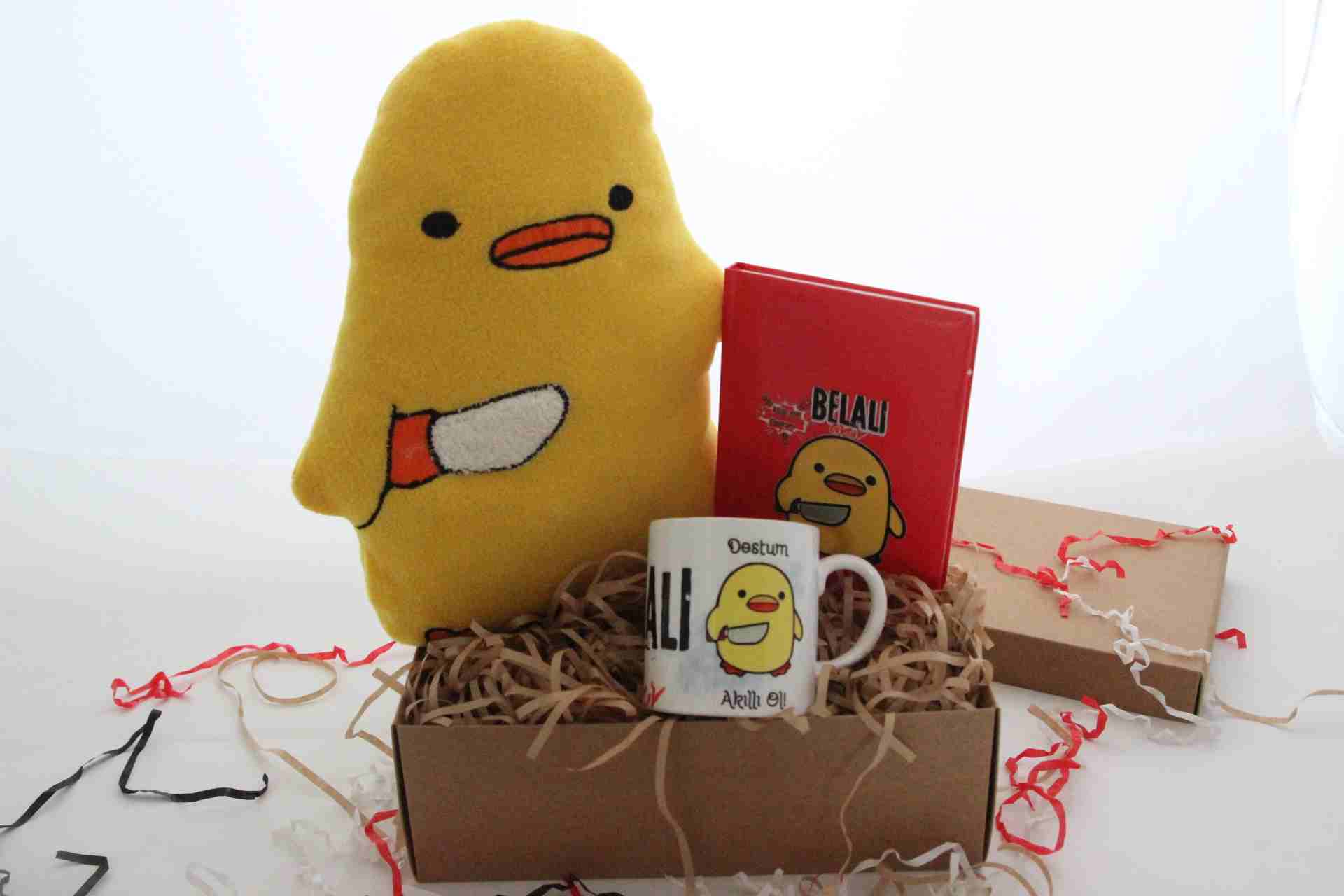 İhtiyaçavm 3`Lü Civciv Temalı Hediye Seti - Civciv Yastık, Defter Ve Kupa Bardak Hediye Kutusu