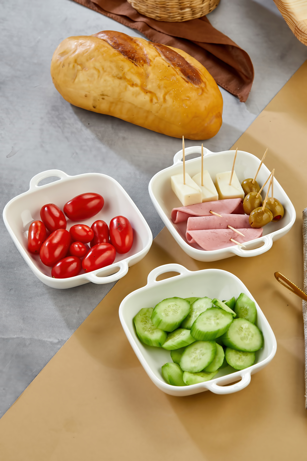 3'lü Porselen Kulplu Kare Sunum ve Meze Kasesi 15x12x3,5 cm – Şık 3'lü Porselen Kulplu Kare Sunum ve Meze Kasesi 15x12x3,5 cm – Şık